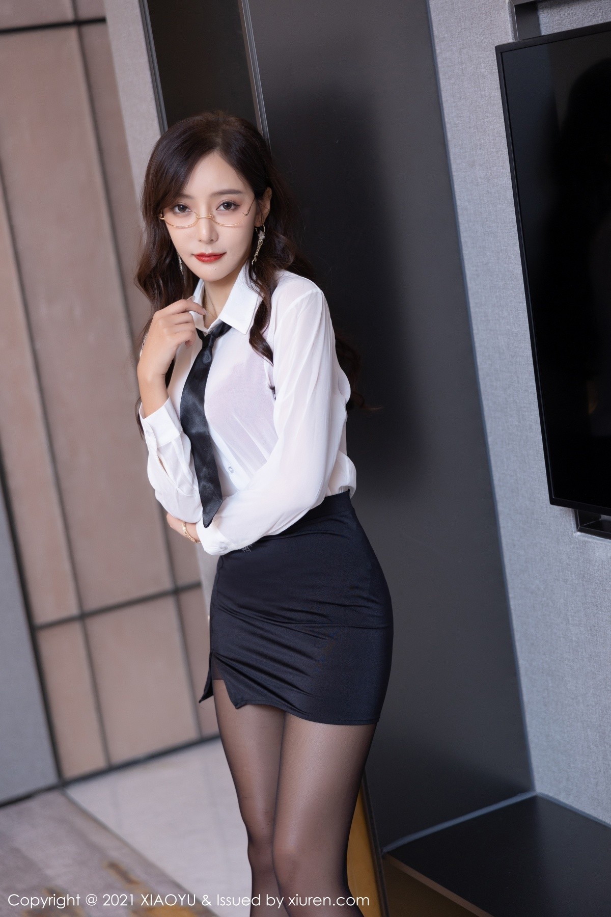 Jpxgyw.com_[XiaoYu画语界]Vol.665_女神王馨瑶yanni白衬衫黑短裙职业装配开档黑丝秀翘臀诱惑写真68P