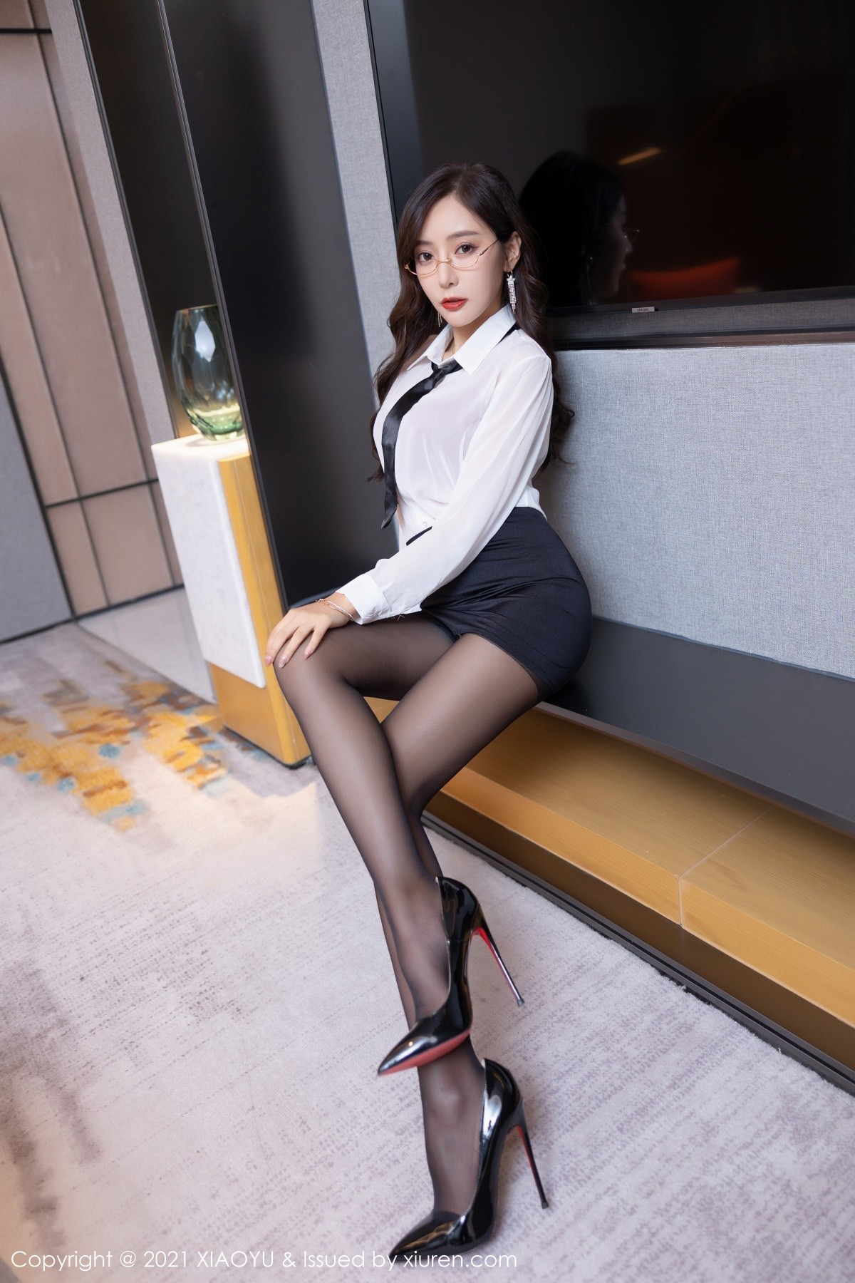 Jpxgyw.com_[XiaoYu画语界]Vol.665_女神王馨瑶yanni白衬衫黑短裙职业装配开档黑丝秀翘臀诱惑写真68P