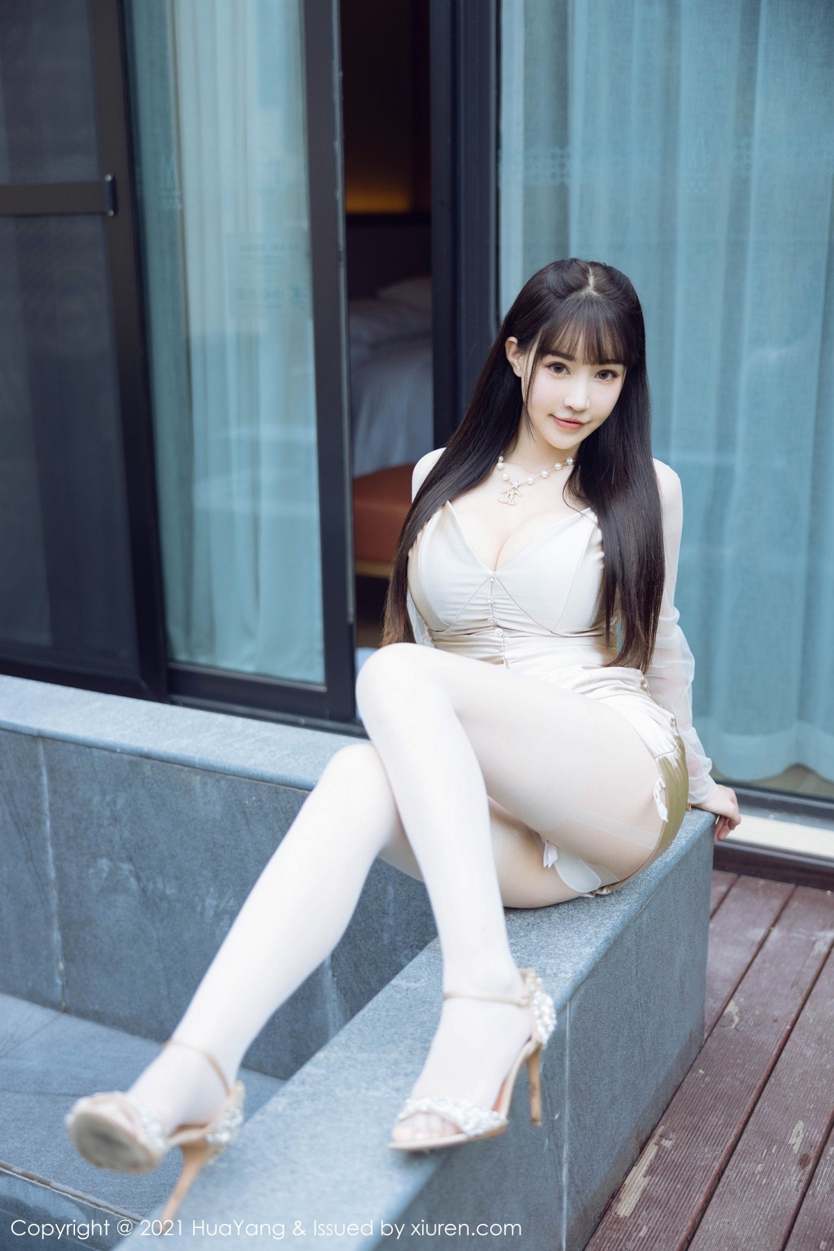 Jpxgyw.com_[HuaYang花漾]Vol.471_女神朱可儿Flower成都旅拍脱连身裙露内衣秀丰满身材诱惑写真40P