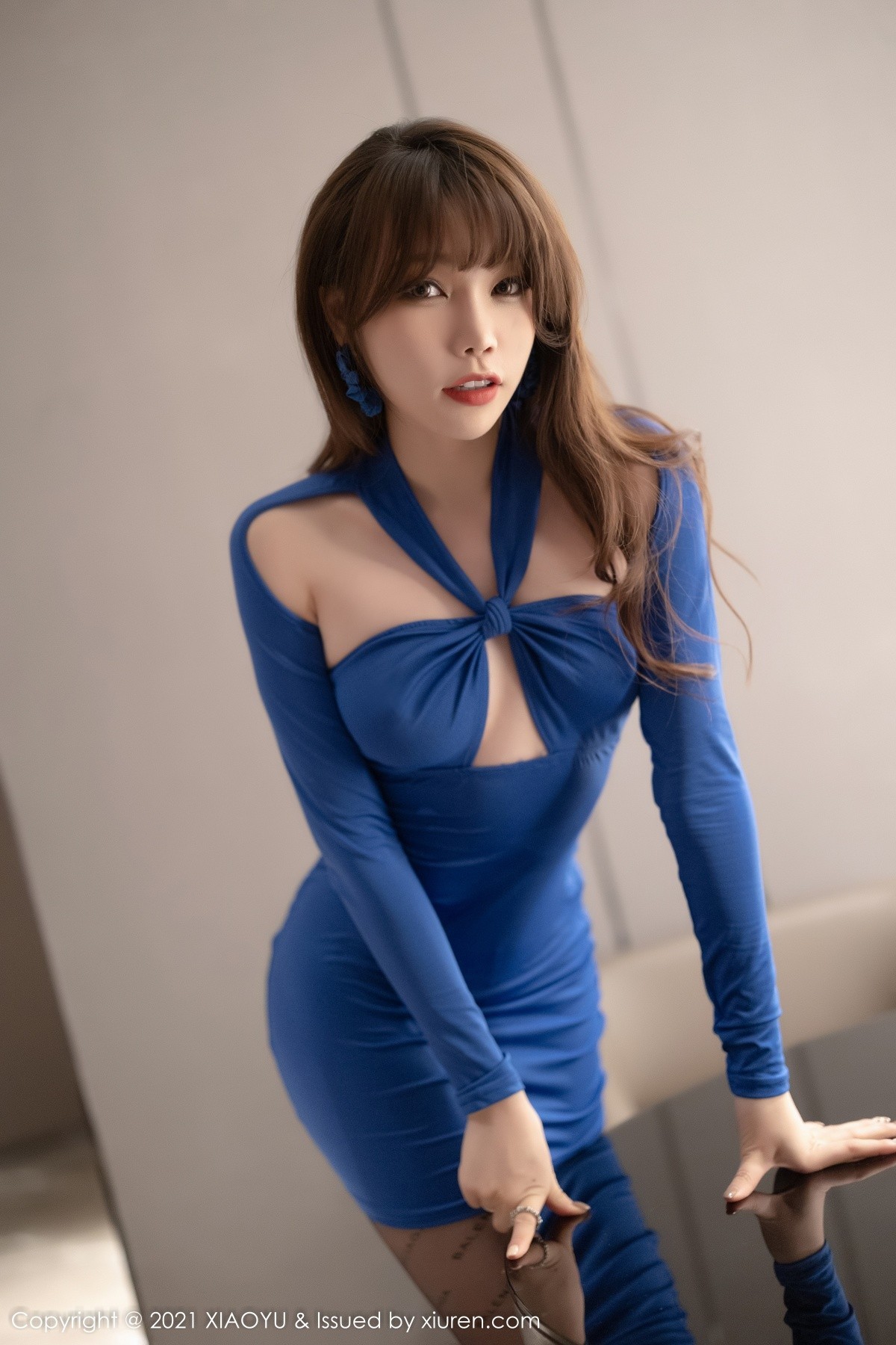 Jpxgyw.com_[XiaoYu画语界]Vol.669_女神芝芝Booty蓝色连衣超短裙配黑丝裤袜半脱秀翘臀诱惑写真80P