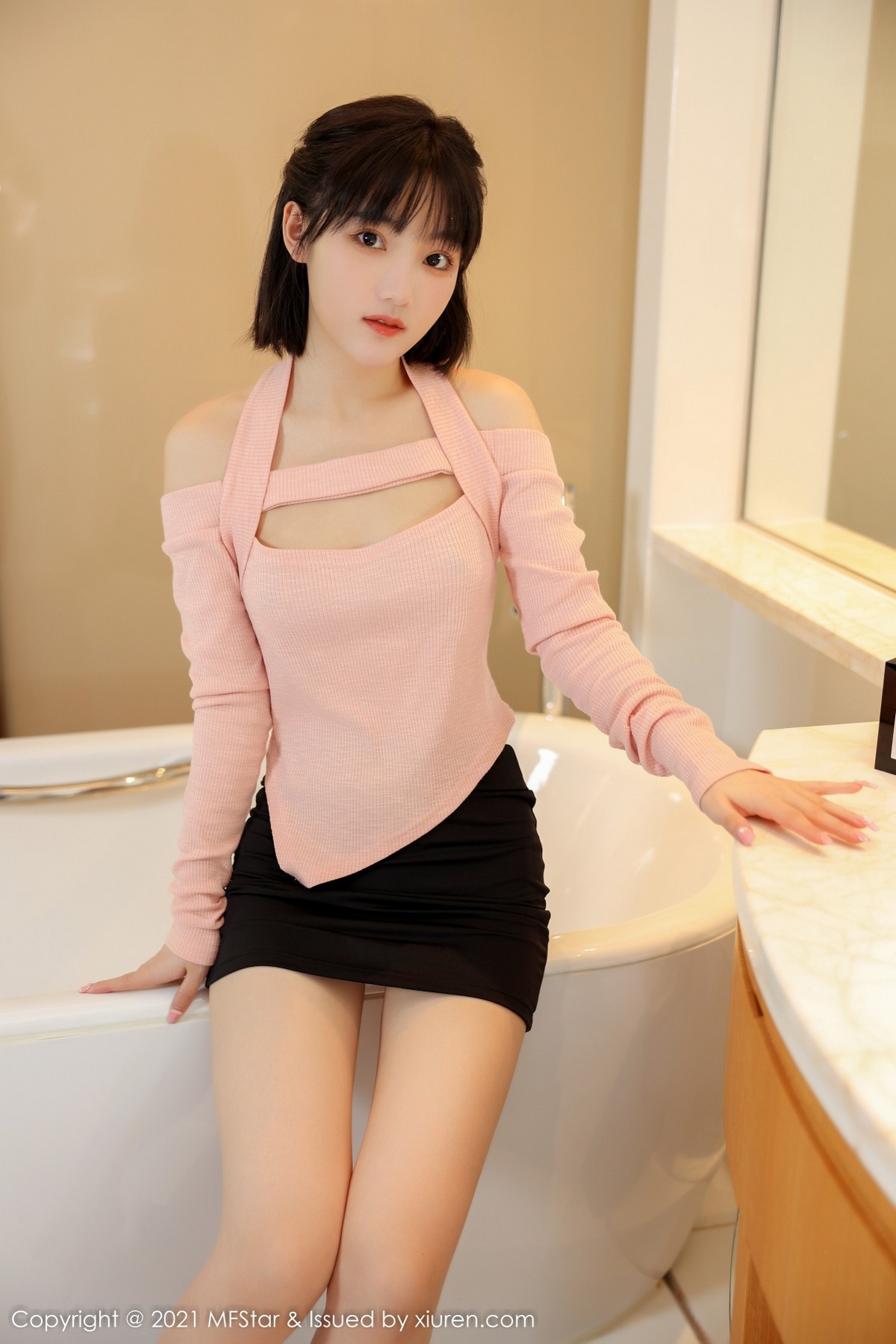 Jpxgyw.com_[MFStar模范学院]Vol.545_模特甜筒晓彤居家女友主题浴室性感粉色服饰配黑短裙诱惑写真56P