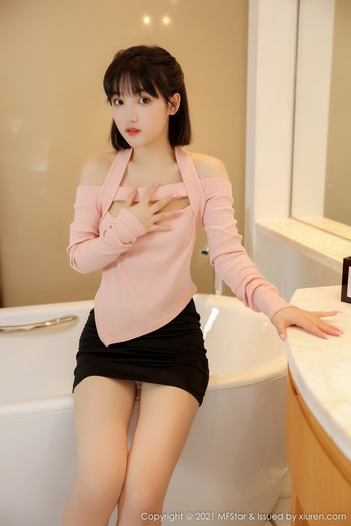 Jpxgyw.com_[MFStar模范学院]Vol.545_模特甜筒晓彤居家女友主题浴室性感粉色服饰配黑短裙诱惑写真56P