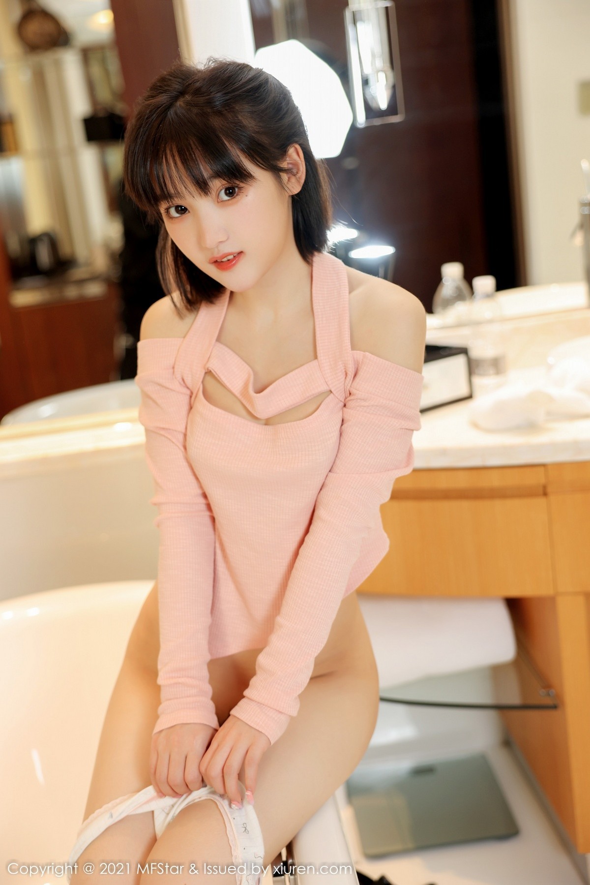 Jpxgyw.com_[MFStar模范学院]Vol.545_模特甜筒晓彤居家女友主题浴室性感粉色服饰配黑短裙诱惑写真56P