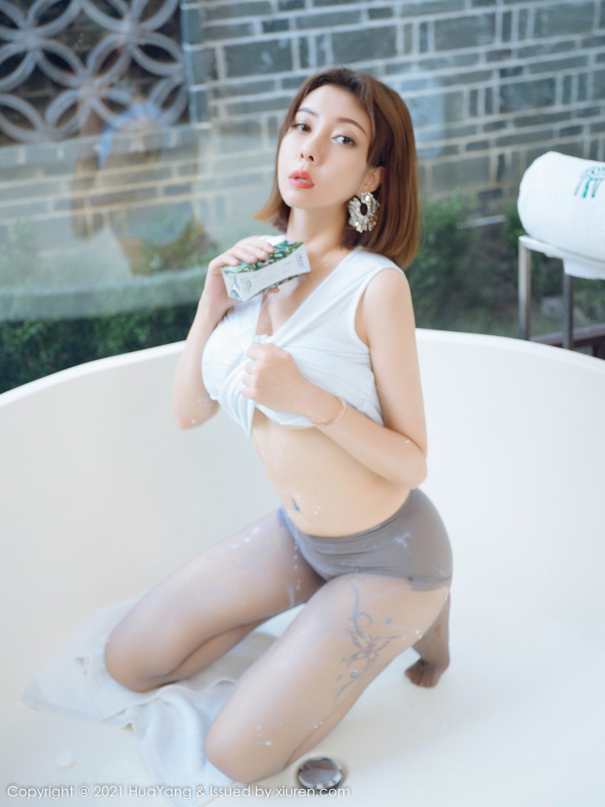 Jpxgyw.com_[HuaYang花漾]Vol.474_御姐果儿Victoria桂林阳朔旅拍私房浴室白色轻透服饰湿身诱惑写真43P