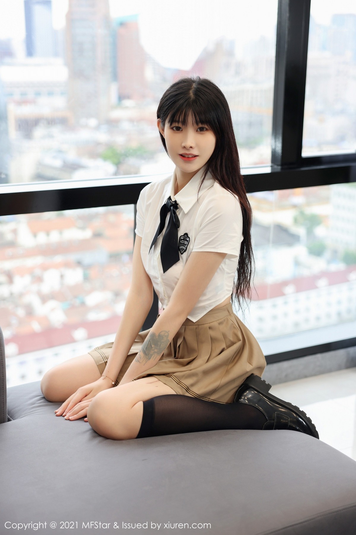 Jpxgyw.com_[MFStar模范学院]Vol.546_模特77qiqi私房短款白T配百褶裙露黑丝裤袜秀翘臀美腿诱惑写真52P
