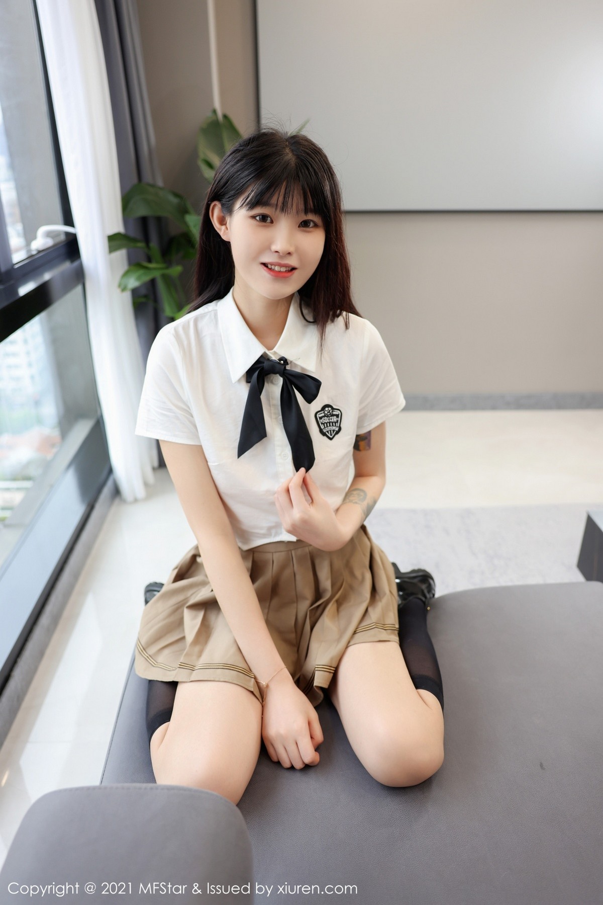 Jpxgyw.com_[MFStar模范学院]Vol.546_模特77qiqi私房短款白T配百褶裙露黑丝裤袜秀翘臀美腿诱惑写真52P