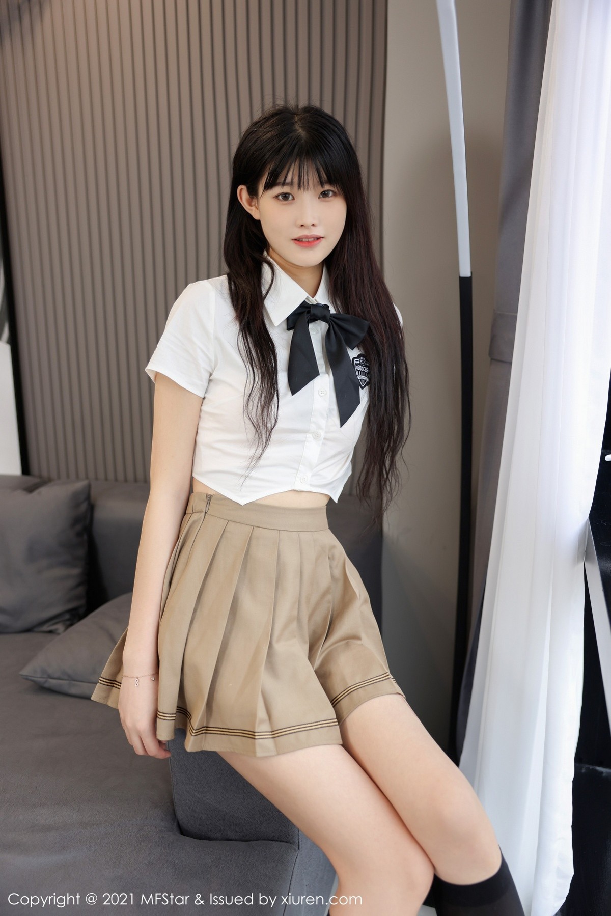 Jpxgyw.com_[MFStar模范学院]Vol.546_模特77qiqi私房短款白T配百褶裙露黑丝裤袜秀翘臀美腿诱惑写真52P