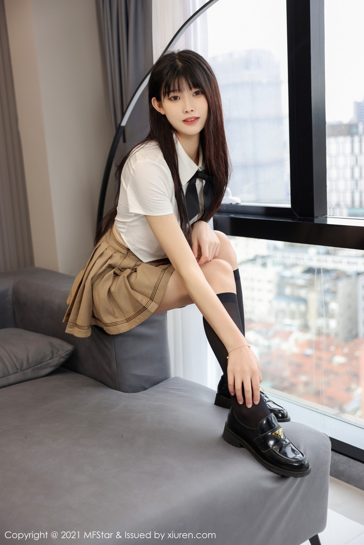 Jpxgyw.com_[MFStar模范学院]Vol.546_模特77qiqi私房短款白T配百褶裙露黑丝裤袜秀翘臀美腿诱惑写真52P