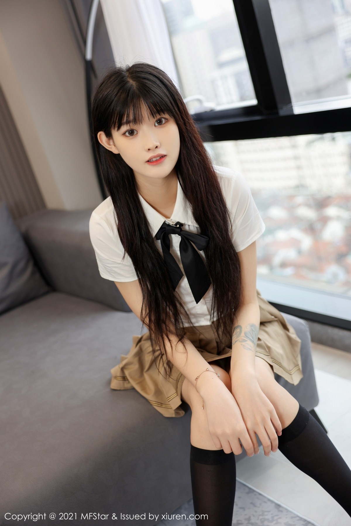 Jpxgyw.com_[MFStar模范学院]Vol.546_模特77qiqi私房短款白T配百褶裙露黑丝裤袜秀翘臀美腿诱惑写真52P