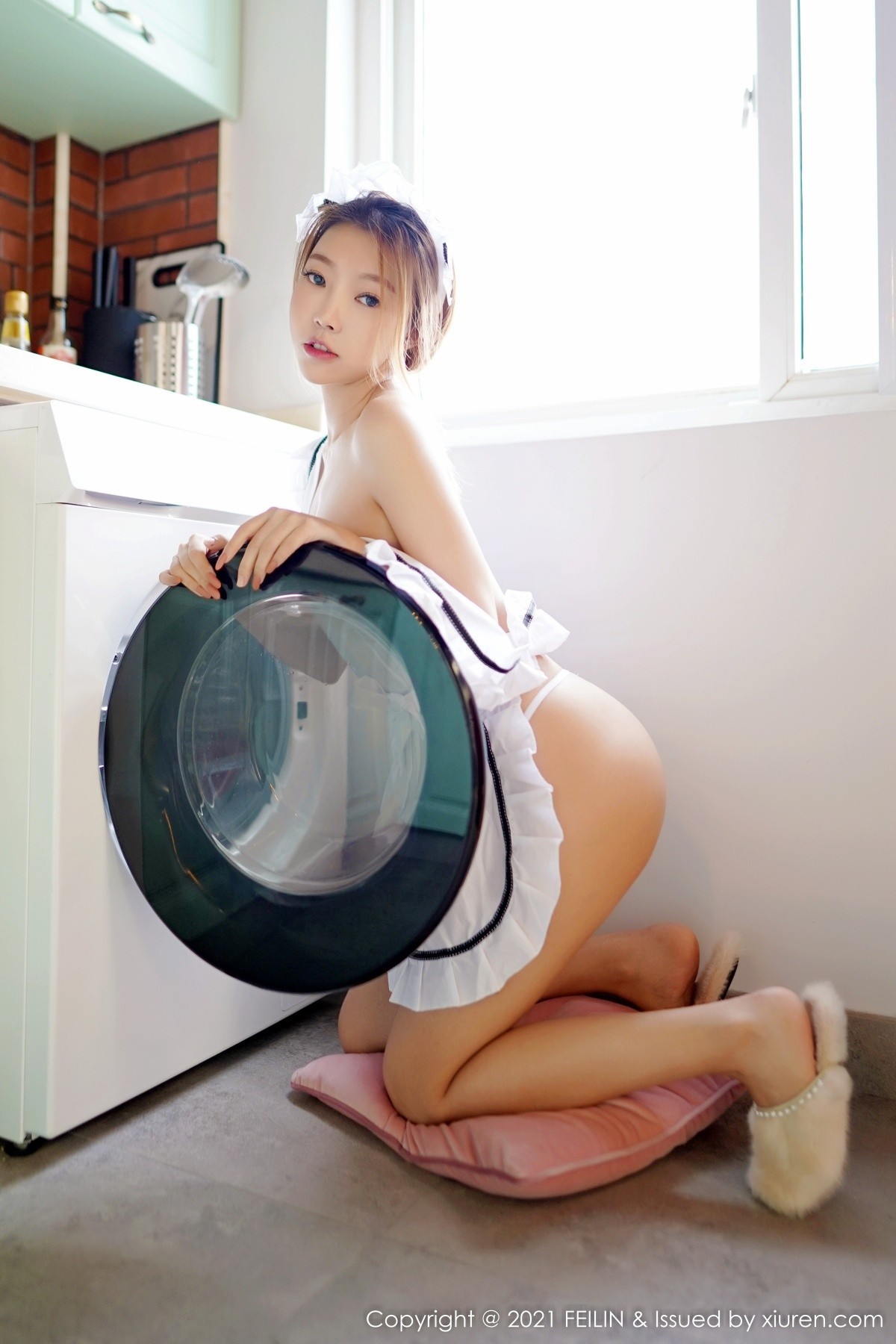 Jpxgyw.com_[FeiLin嗲囡囡]VOL.328_女神冯木木LRIS家居女友主题白色真空围裙秀惹火身材诱惑写真56P
