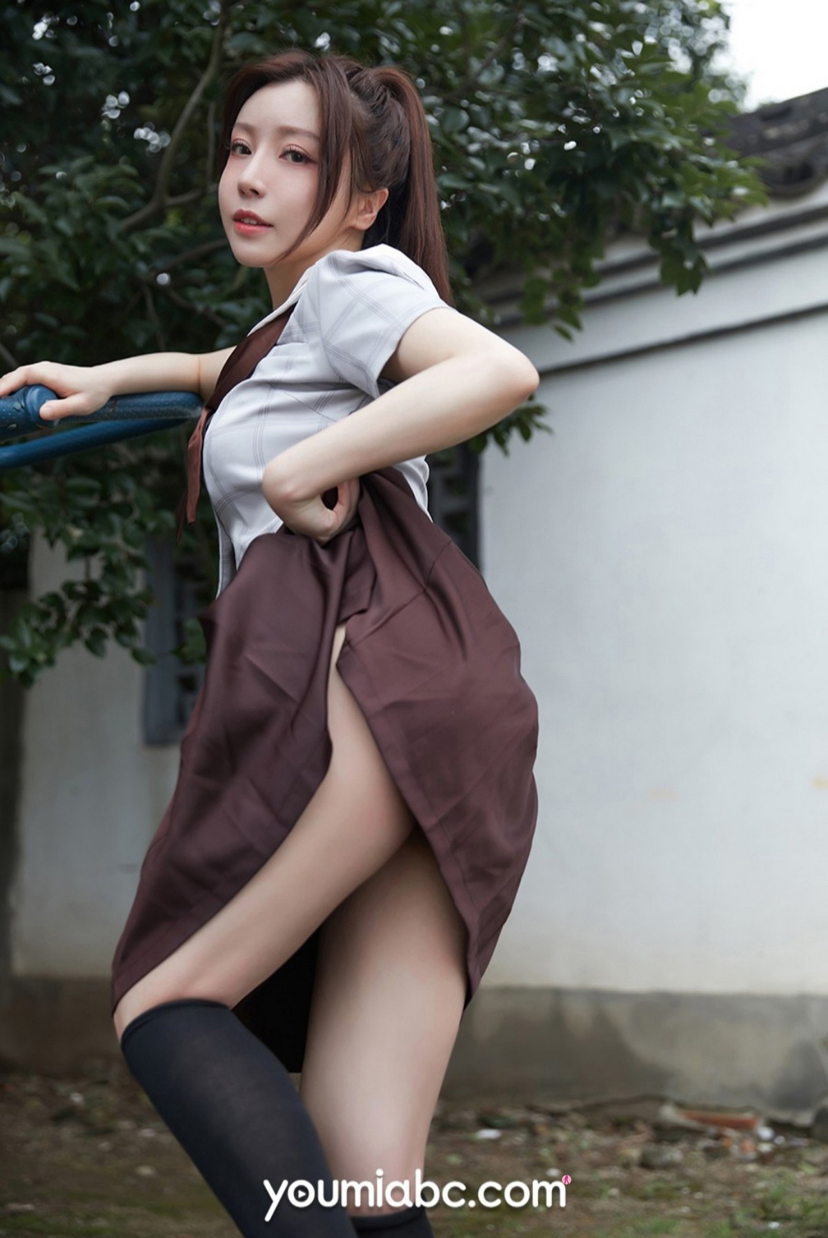 Jpxgyw.com_[YouMi尤蜜]Vol.758_模特白亦Ada户外性感JK制服半撩短裙露翘臀美腿撩人诱惑写真24P