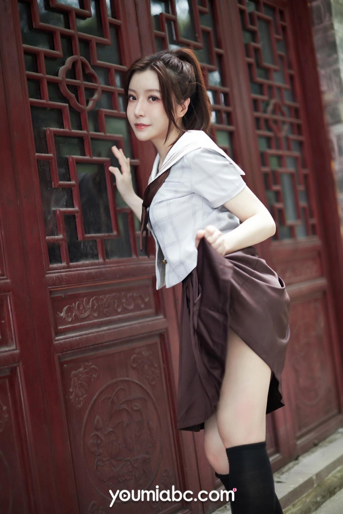 Jpxgyw.com_[YouMi尤蜜]Vol.758_模特白亦Ada户外性感JK制服半撩短裙露翘臀美腿撩人诱惑写真24P