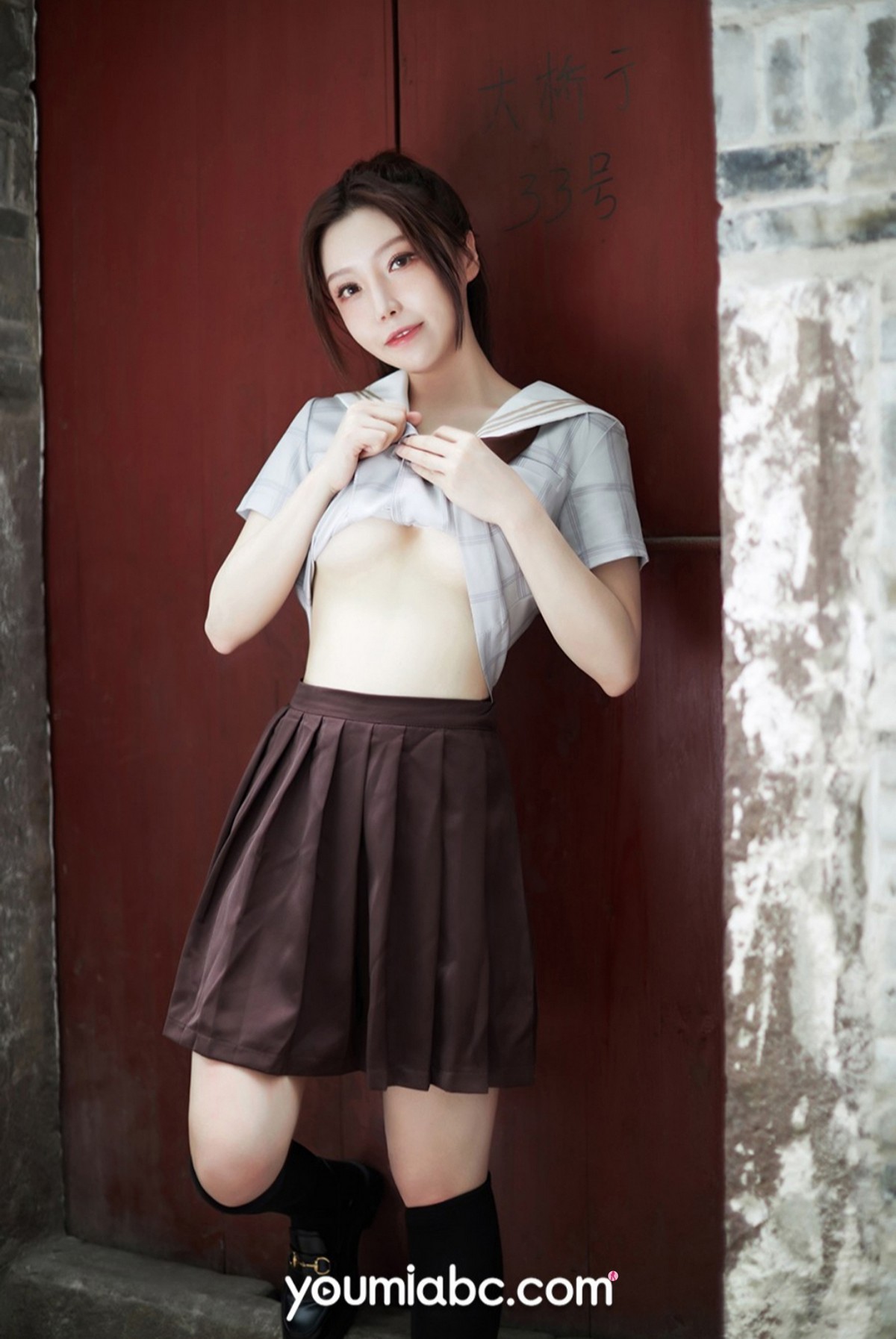 Jpxgyw.com_[YouMi尤蜜]Vol.758_模特白亦Ada户外性感JK制服半撩短裙露翘臀美腿撩人诱惑写真24P