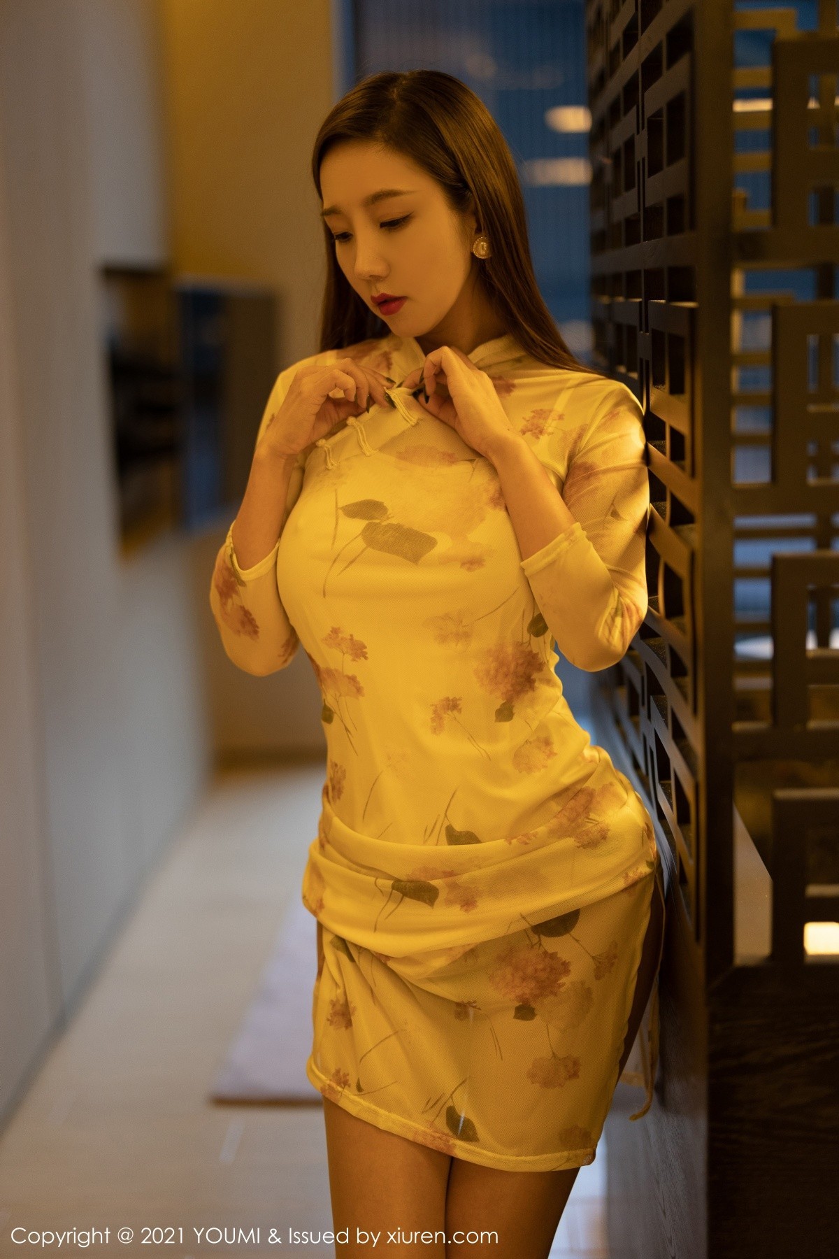 Jpxgyw.com_[YouMi尤蜜荟]Vol.732_模特艾静香成都旅拍私房花纹旗袍配开档肉丝秀惹火身材诱惑写真50P