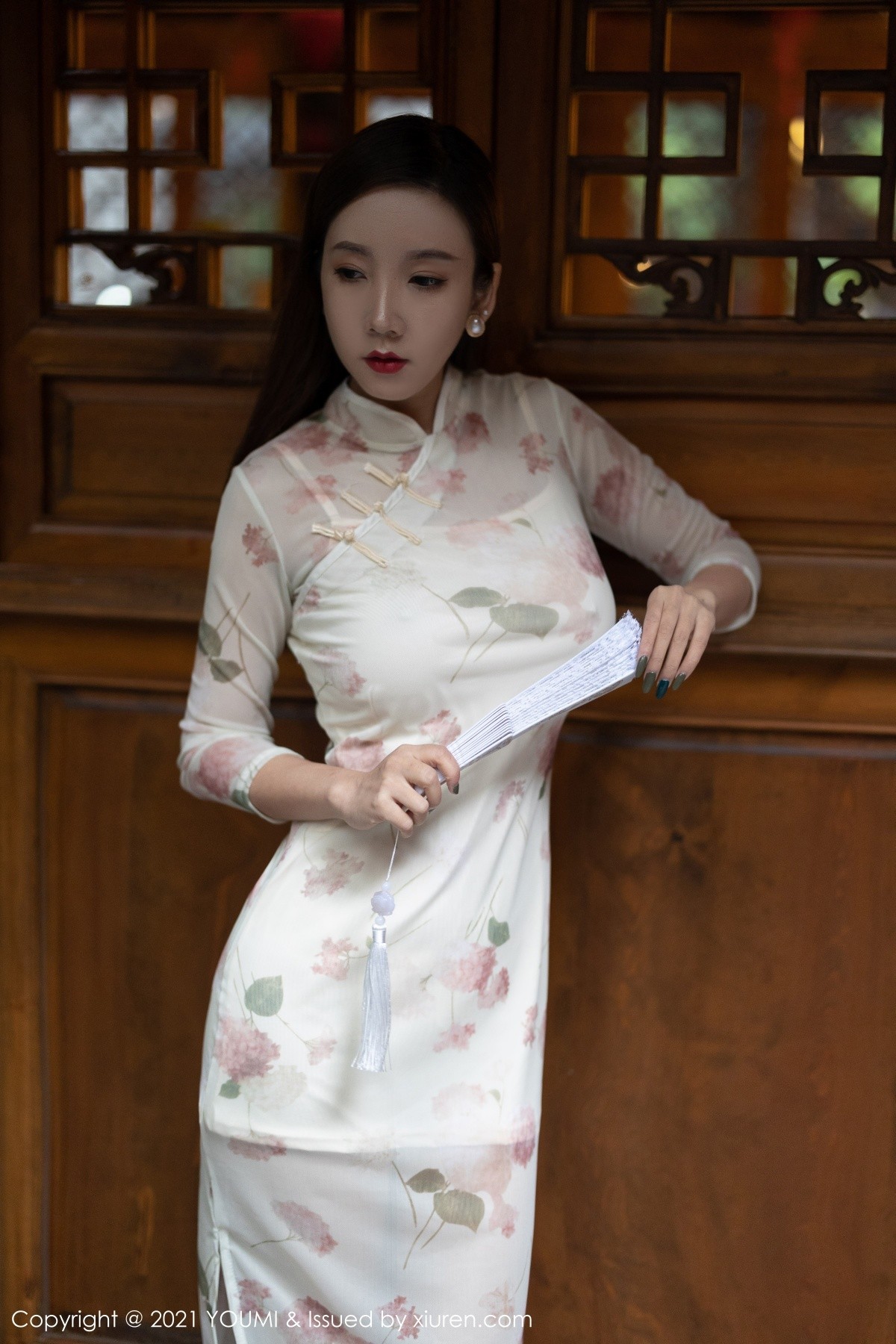 Jpxgyw.com_[YouMi尤蜜荟]Vol.732_模特艾静香成都旅拍私房花纹旗袍配开档肉丝秀惹火身材诱惑写真50P