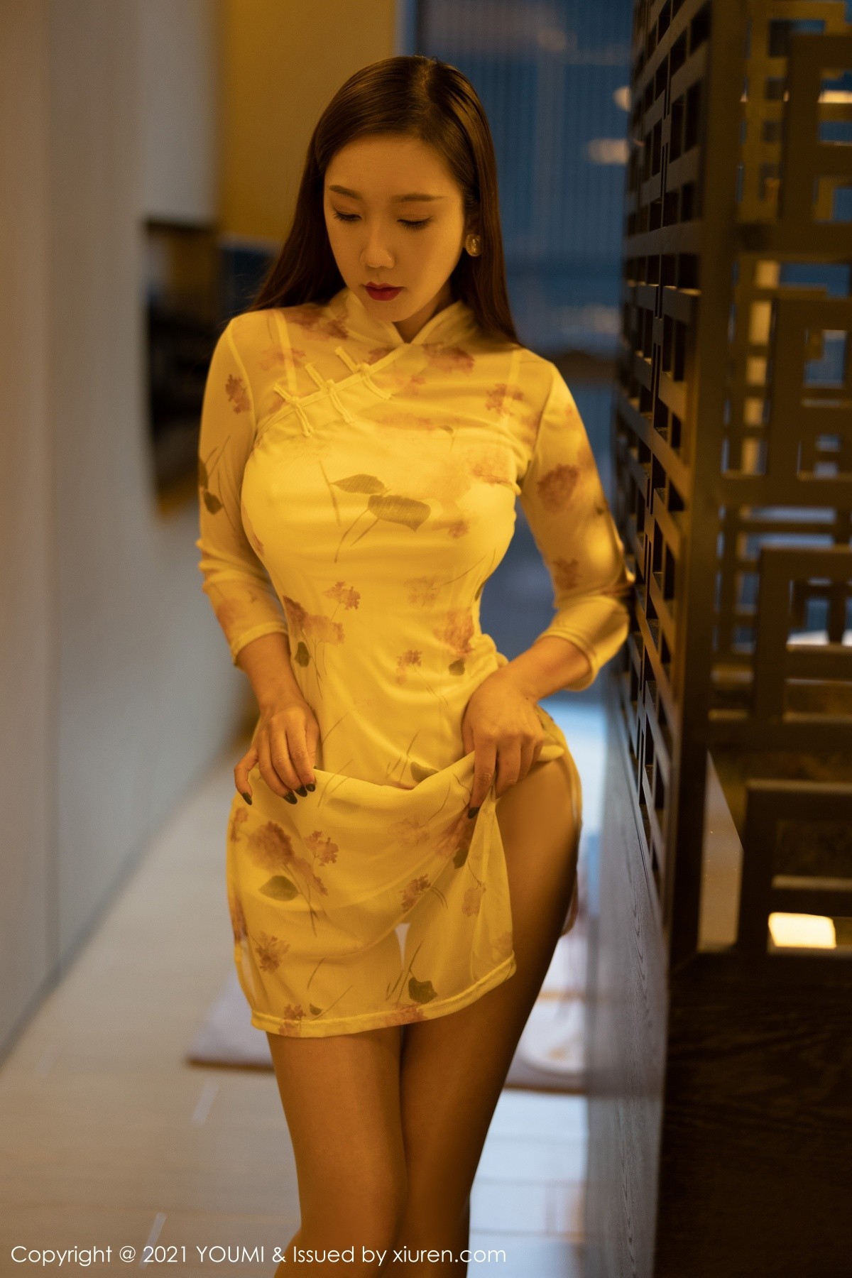 Jpxgyw.com_[YouMi尤蜜荟]Vol.732_模特艾静香成都旅拍私房花纹旗袍配开档肉丝秀惹火身材诱惑写真50P