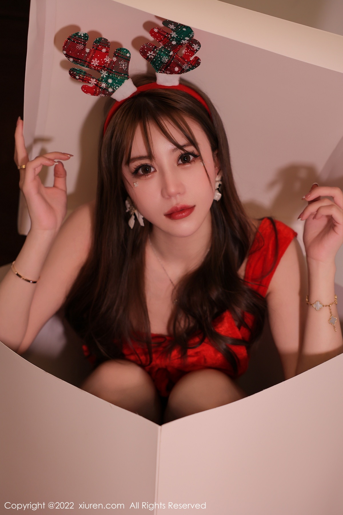 xgyw.top_XiuRen第6031期_模特tina_甜仔圣诞主题性感露背服饰配肉丝秀完美身材诱惑写真58P