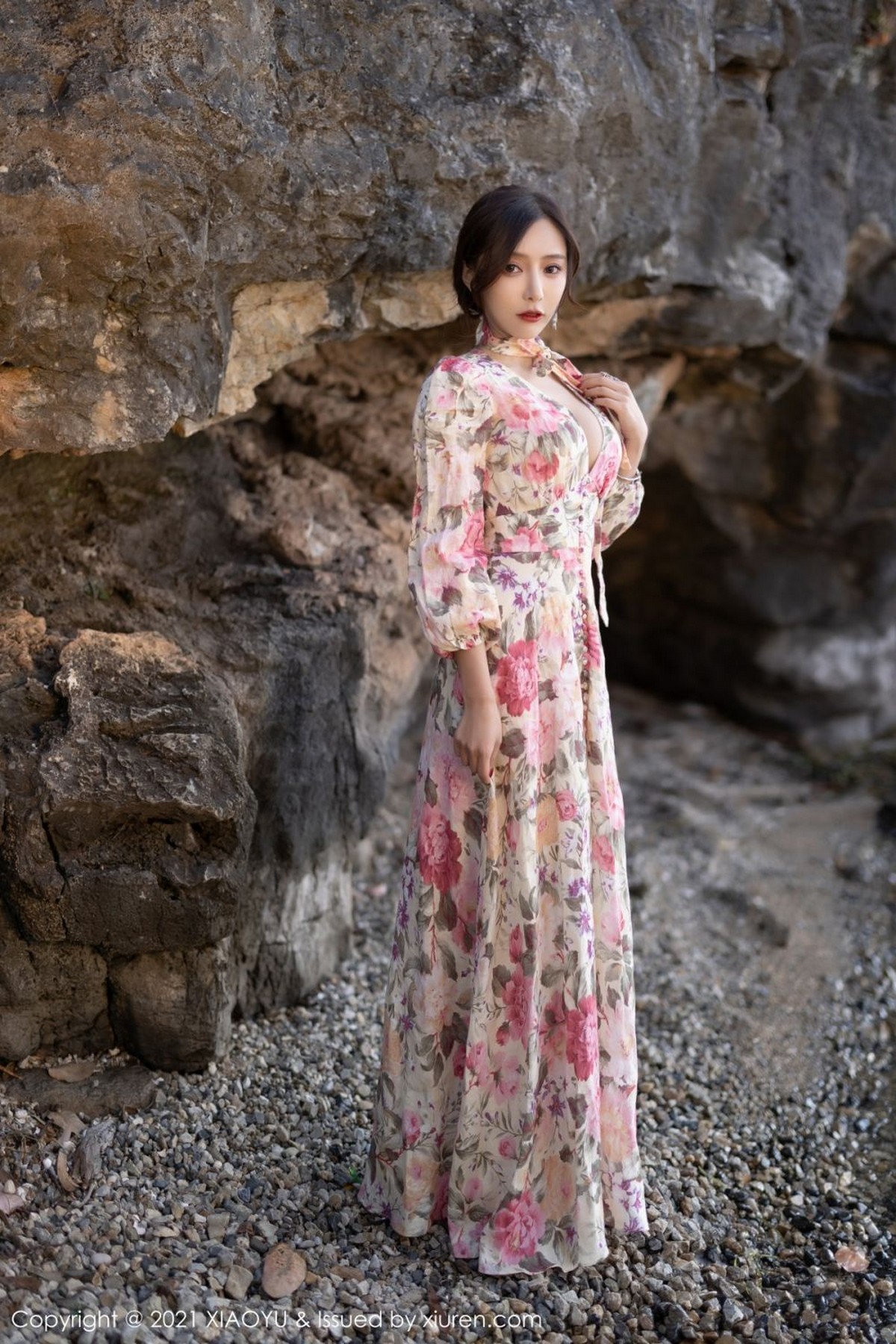 Jpxgyw.com_[XiaoYu画语界]Vol.682_女神王馨瑶yanni云南心愿旅拍脱花样长裙露精致内衣诱惑写真75P