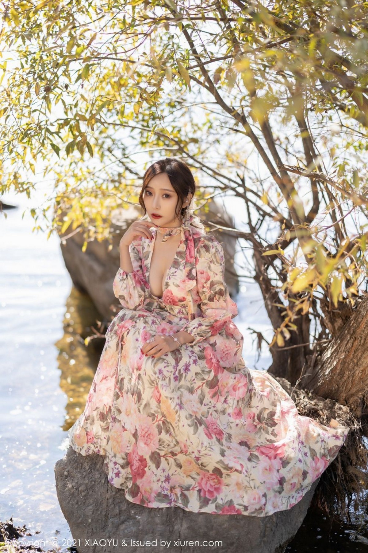 Jpxgyw.com_[XiaoYu画语界]Vol.682_女神王馨瑶yanni云南心愿旅拍脱花样长裙露精致内衣诱惑写真75P