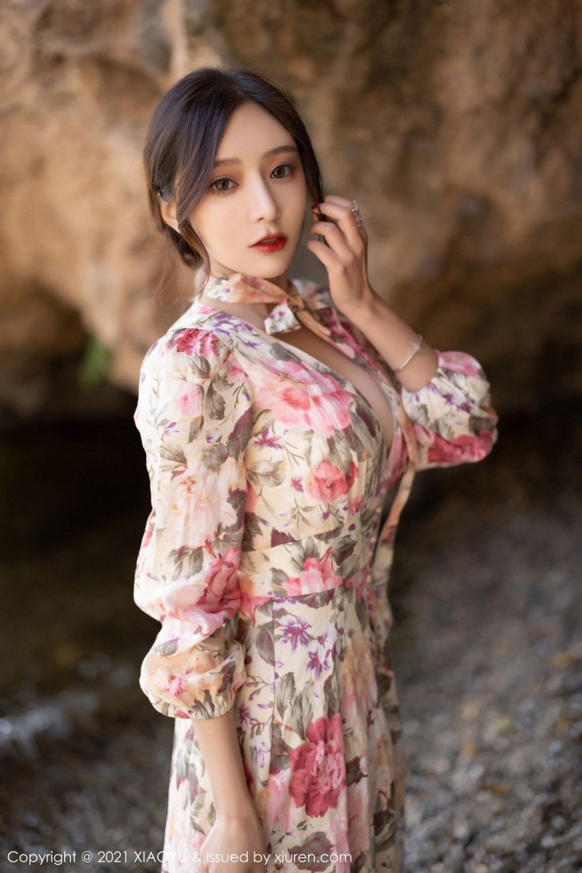 Jpxgyw.com_[XiaoYu画语界]Vol.682_女神王馨瑶yanni云南心愿旅拍脱花样长裙露精致内衣诱惑写真75P