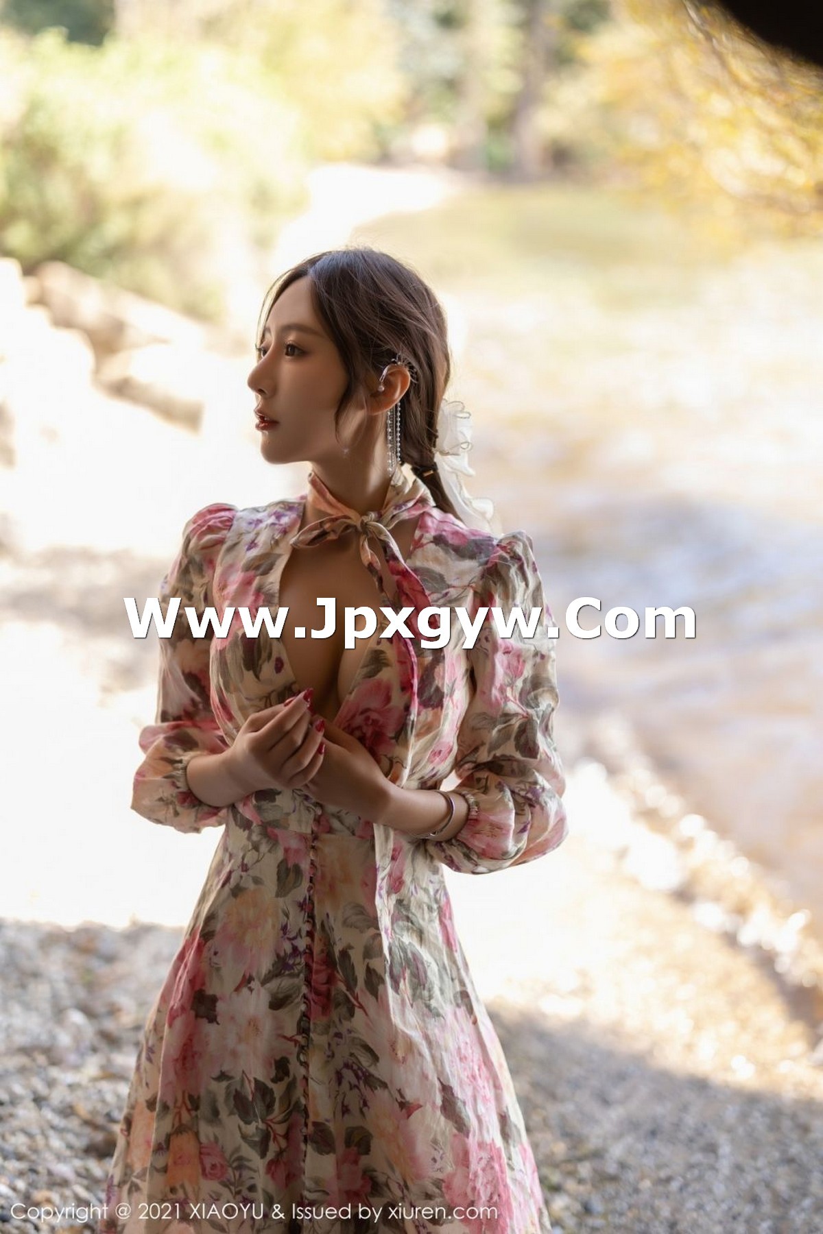 Jpxgyw.com_[XiaoYu画语界]Vol.682_女神王馨瑶yanni云南心愿旅拍脱花样长裙露精致内衣诱惑写真75P