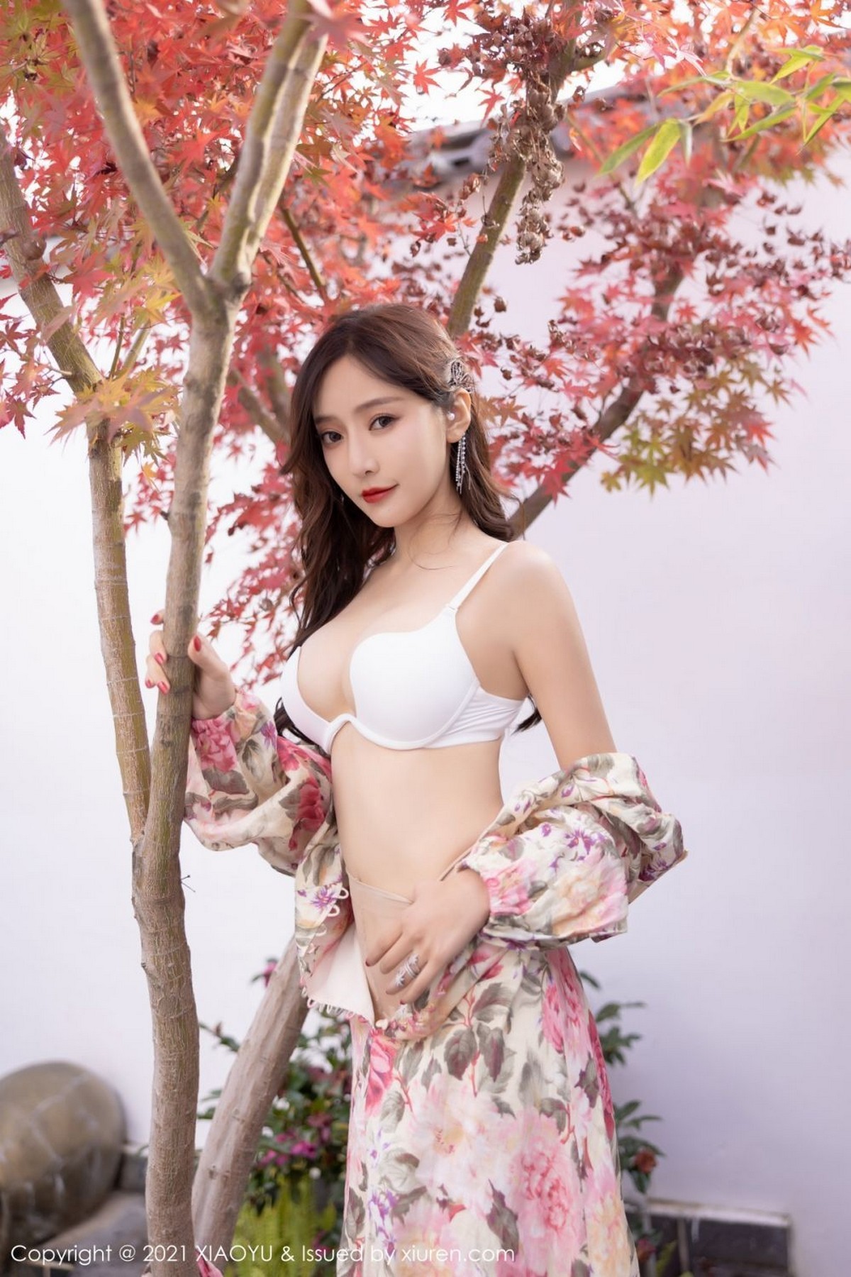Jpxgyw.com_[XiaoYu画语界]Vol.682_女神王馨瑶yanni云南心愿旅拍脱花样长裙露精致内衣诱惑写真75P