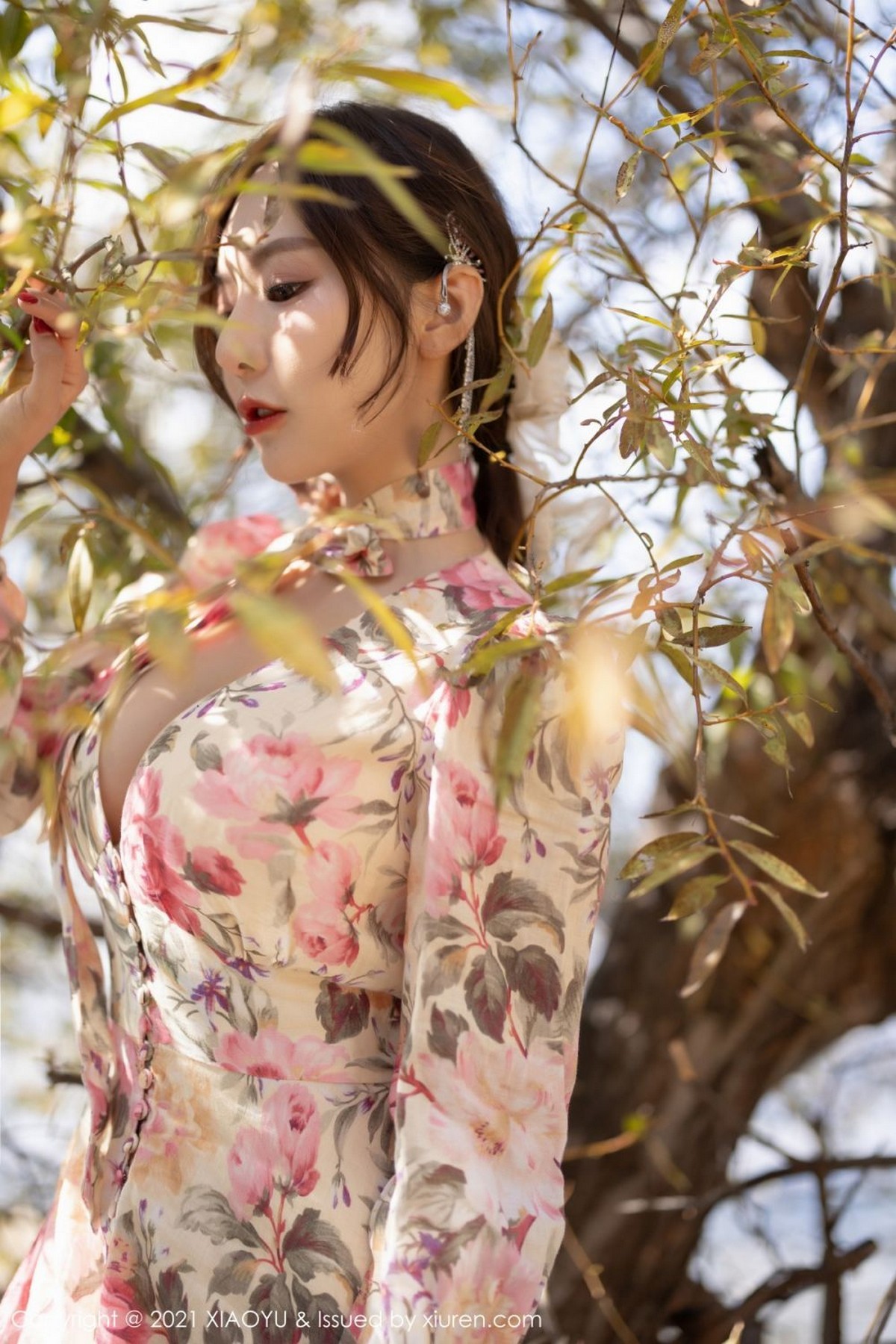 Jpxgyw.com_[XiaoYu画语界]Vol.682_女神王馨瑶yanni云南心愿旅拍脱花样长裙露精致内衣诱惑写真75P