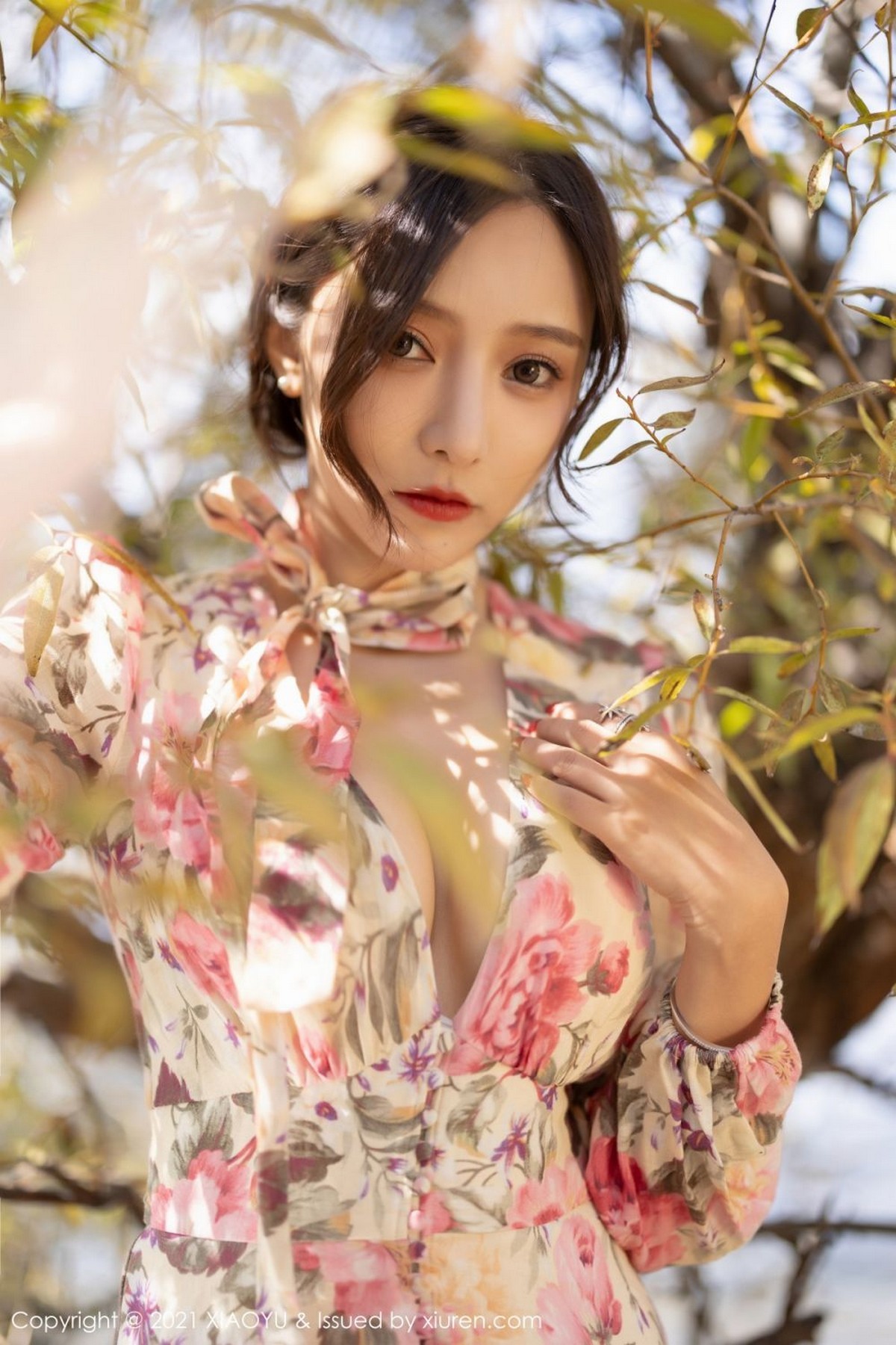 Jpxgyw.com_[XiaoYu画语界]Vol.682_女神王馨瑶yanni云南心愿旅拍脱花样长裙露精致内衣诱惑写真75P