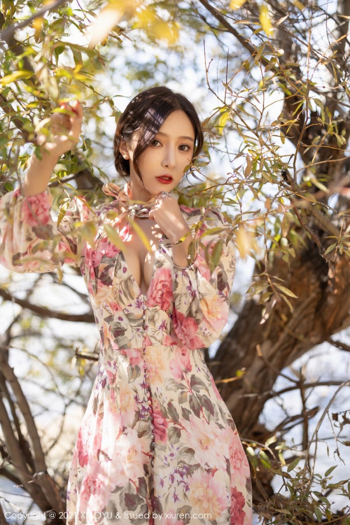Jpxgyw.com_[XiaoYu画语界]Vol.682_女神王馨瑶yanni云南心愿旅拍脱花样长裙露精致内衣诱惑写真75P