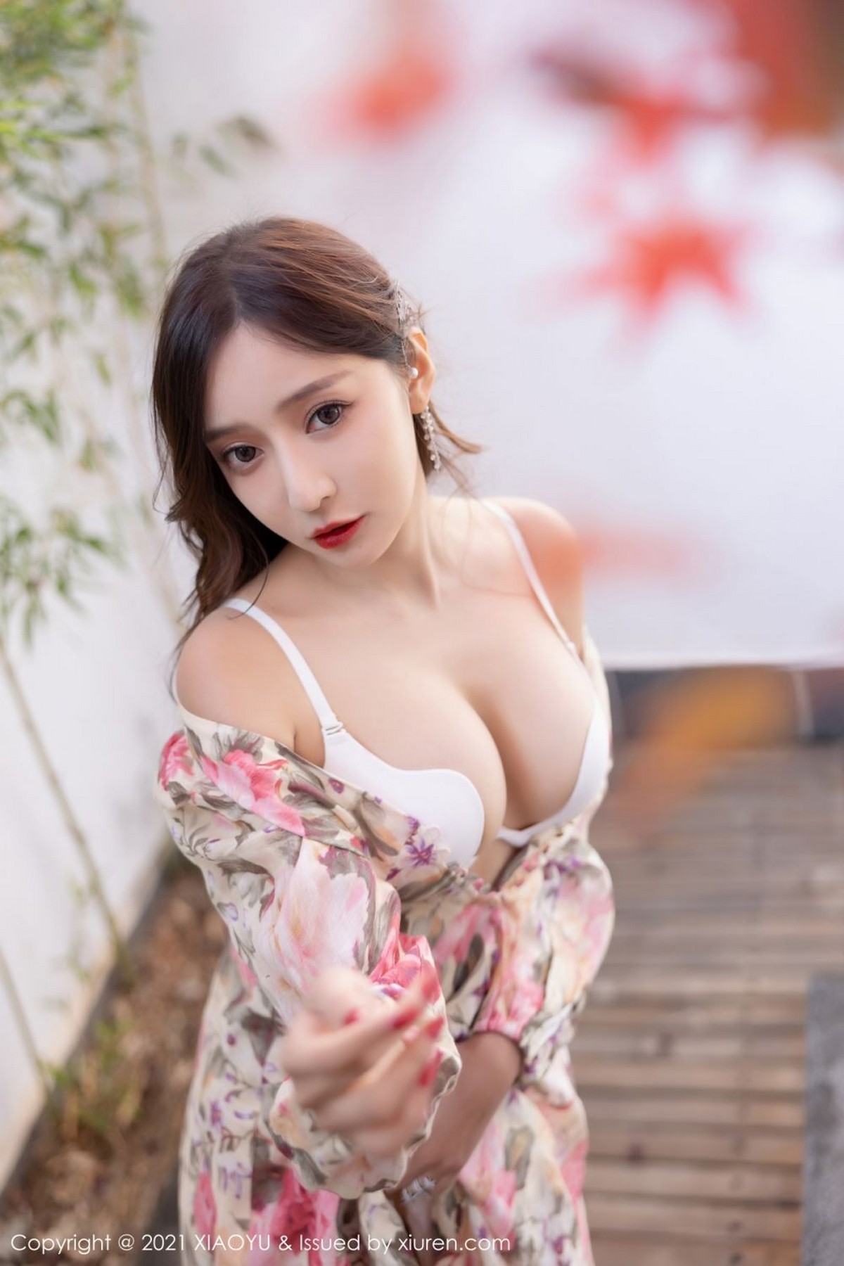 Jpxgyw.com_[XiaoYu画语界]Vol.682_女神王馨瑶yanni云南心愿旅拍脱花样长裙露精致内衣诱惑写真75P