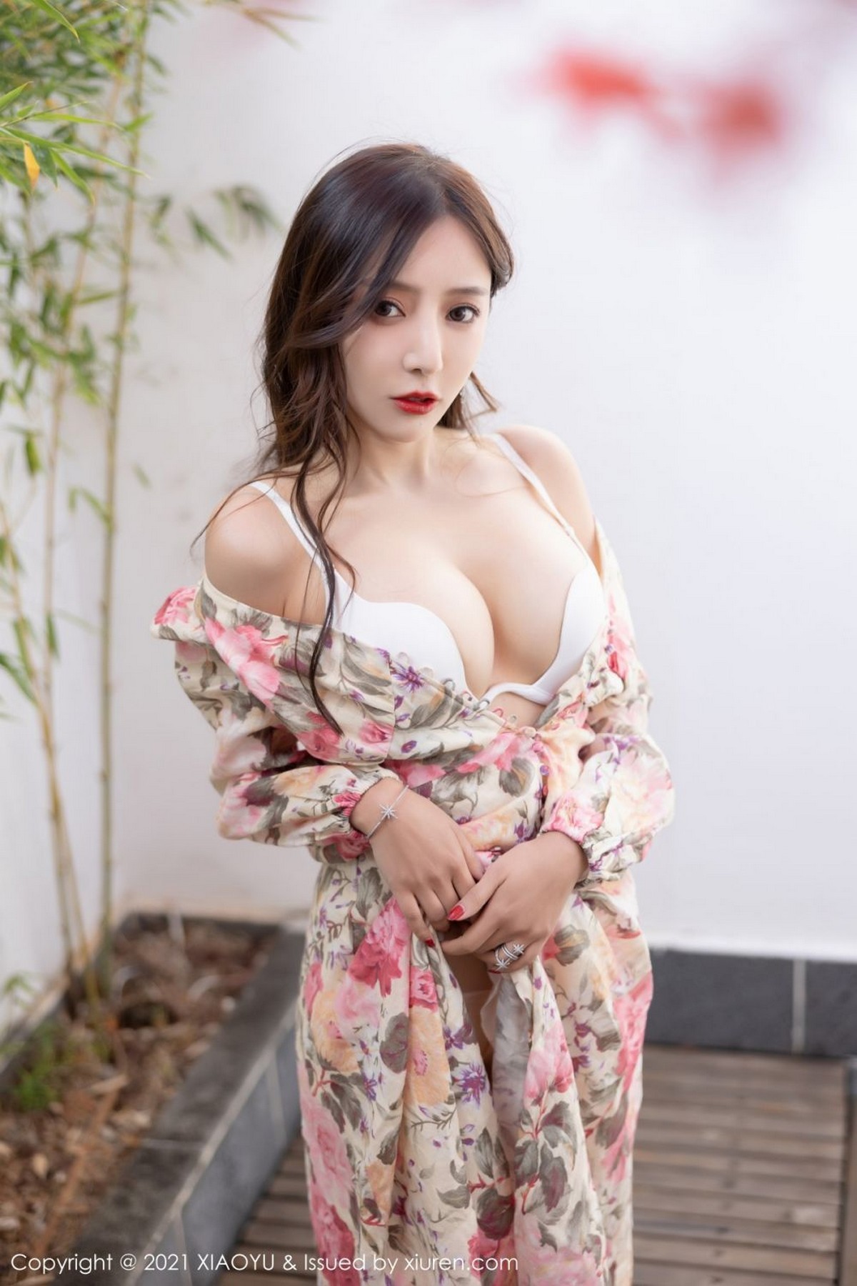 Jpxgyw.com_[XiaoYu画语界]Vol.682_女神王馨瑶yanni云南心愿旅拍脱花样长裙露精致内衣诱惑写真75P