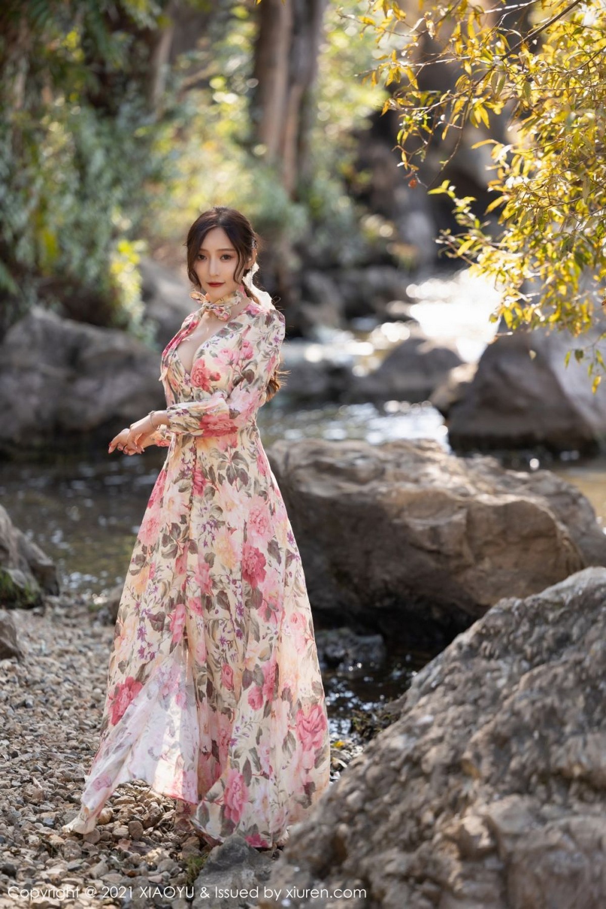 Jpxgyw.com_[XiaoYu画语界]Vol.682_女神王馨瑶yanni云南心愿旅拍脱花样长裙露精致内衣诱惑写真75P