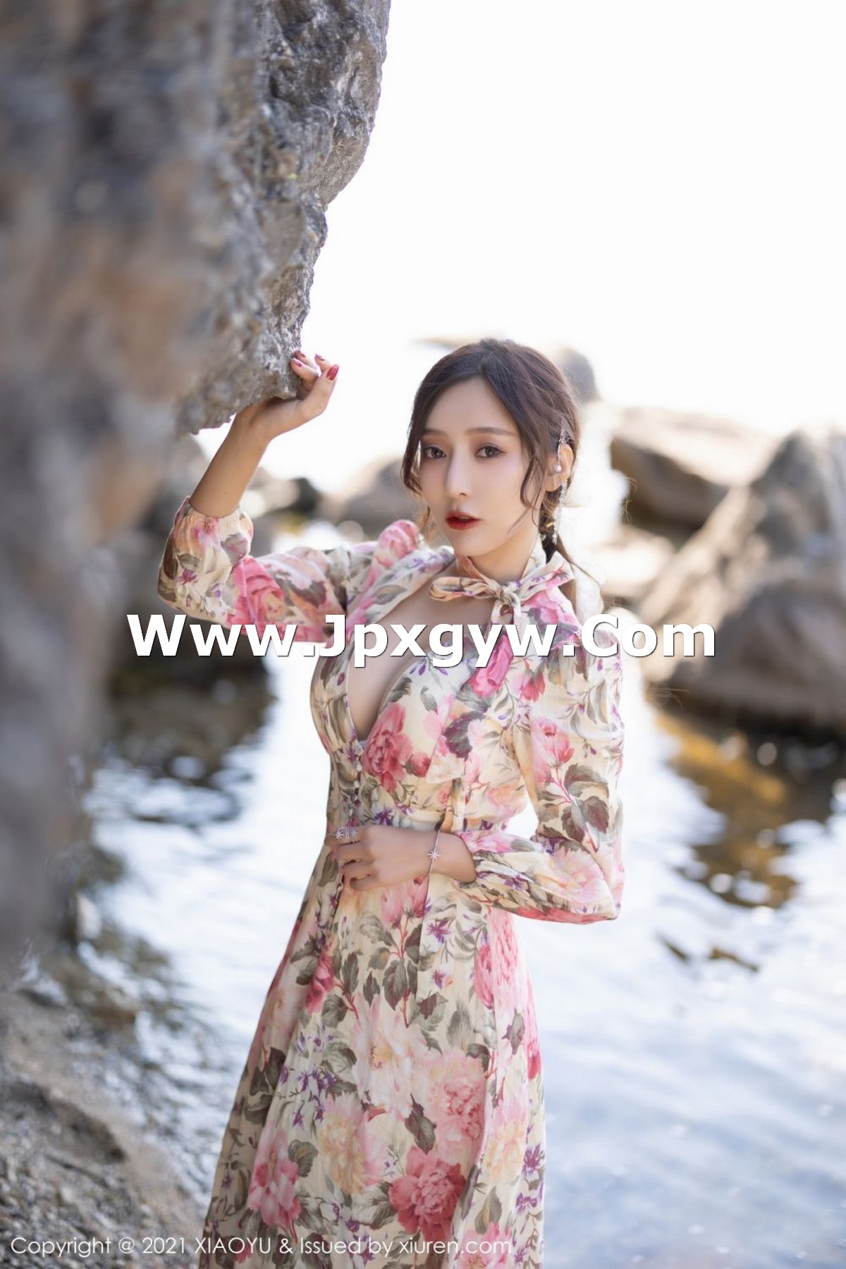 Jpxgyw.com_[XiaoYu画语界]Vol.682_女神王馨瑶yanni云南心愿旅拍脱花样长裙露精致内衣诱惑写真75P