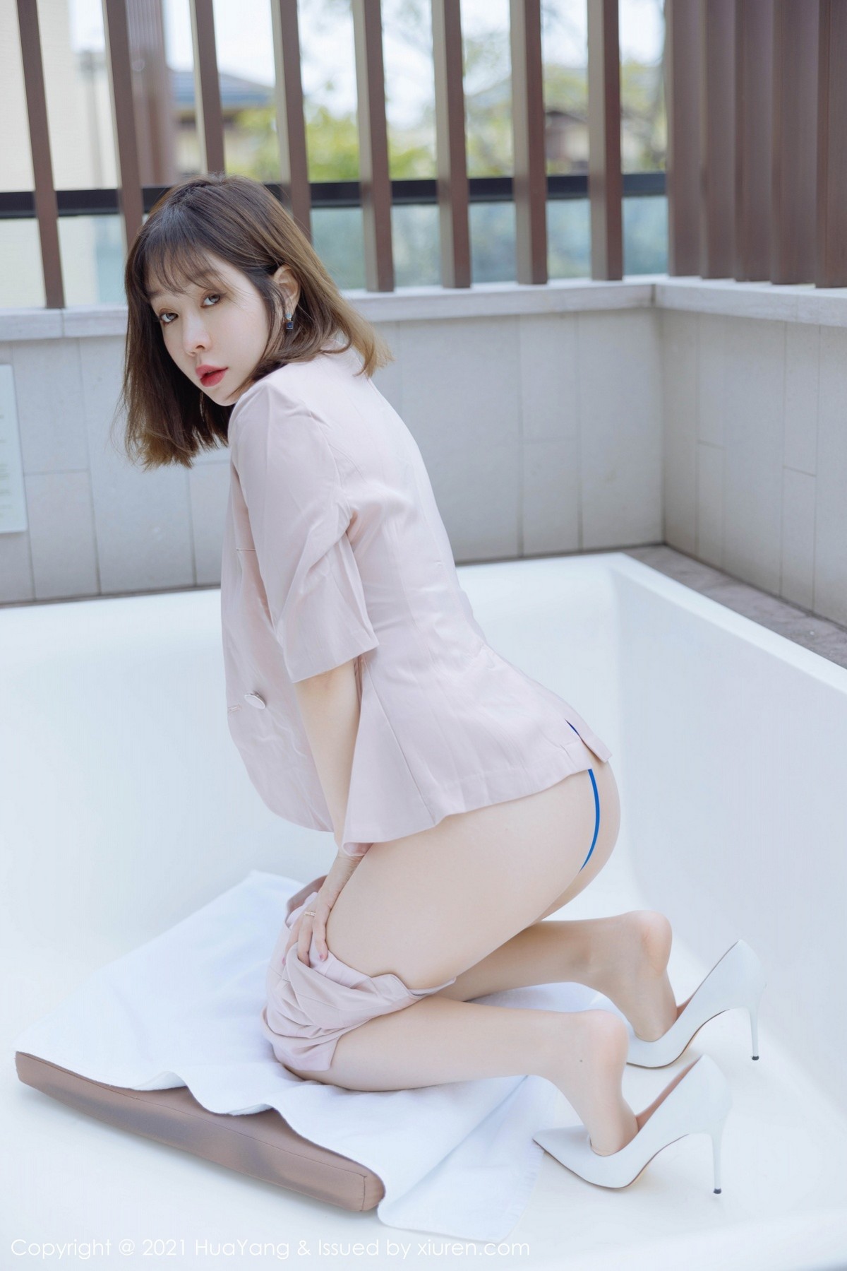 Jpxgyw.com_[HuaYang花漾]Vol.476_女神王雨纯成都旅拍脱粉色外套露蓝色精致内衣撩人诱惑写真43P