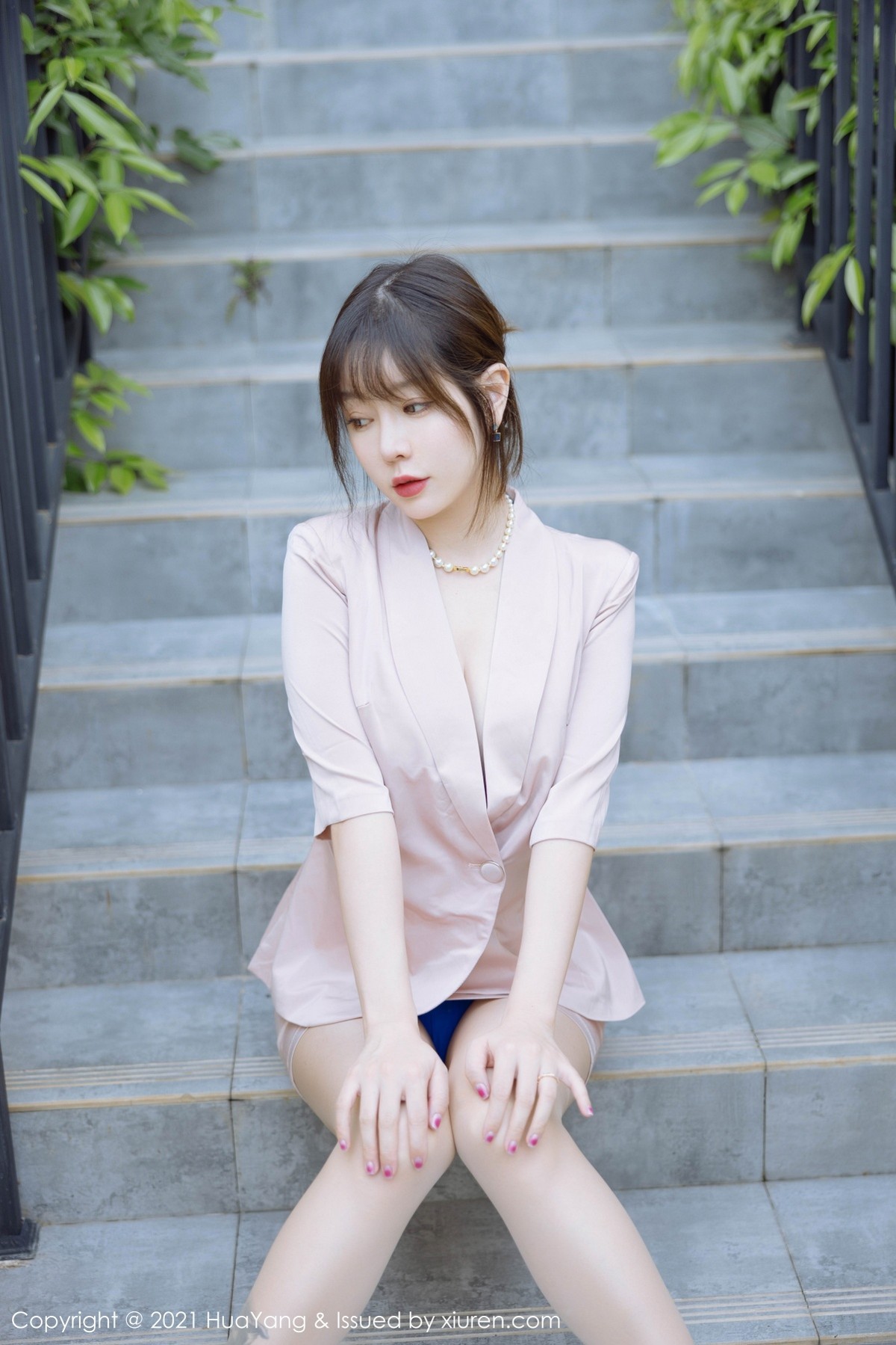 Jpxgyw.com_[HuaYang花漾]Vol.476_女神王雨纯成都旅拍脱粉色外套露蓝色精致内衣撩人诱惑写真43P