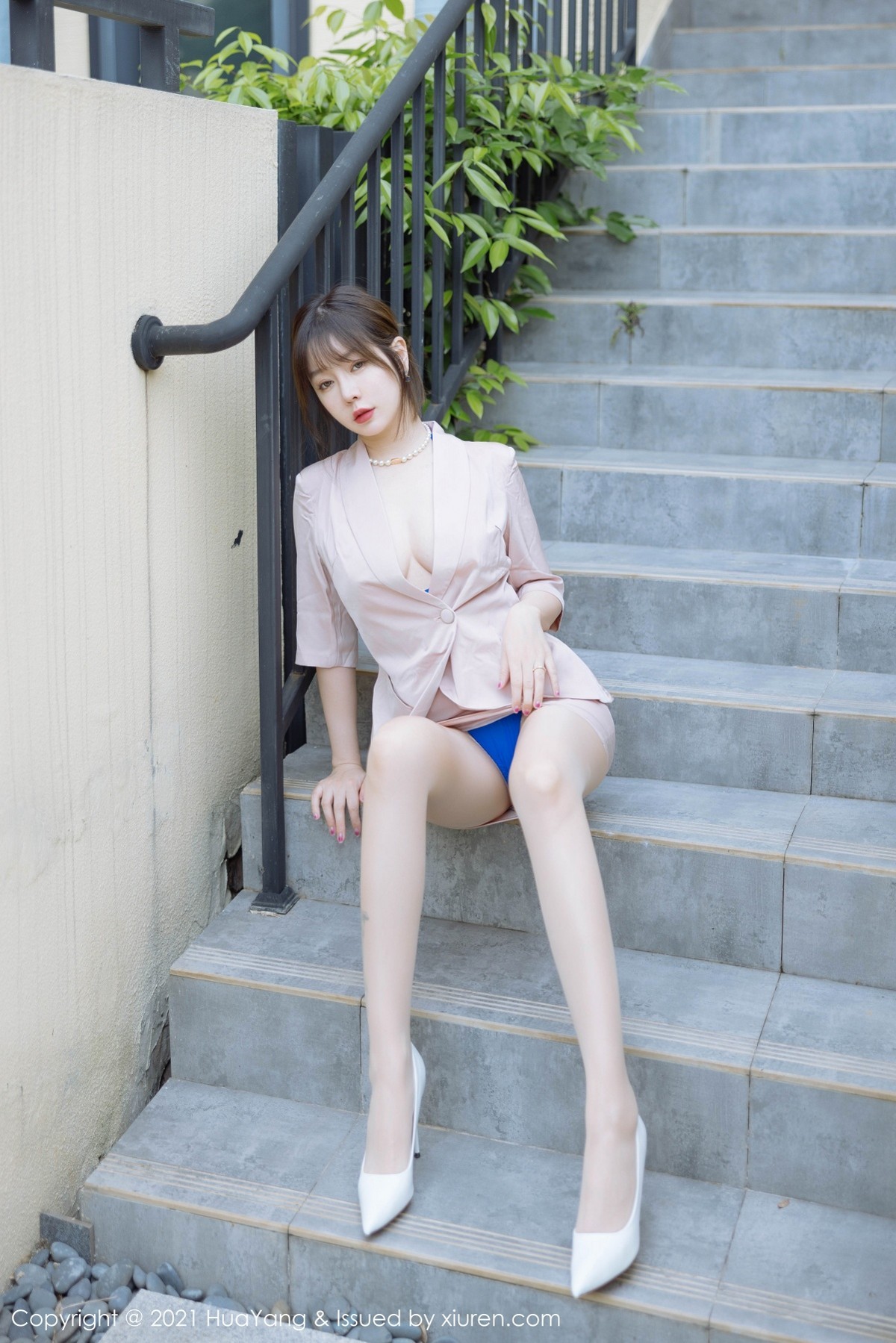 Jpxgyw.com_[HuaYang花漾]Vol.476_女神王雨纯成都旅拍脱粉色外套露蓝色精致内衣撩人诱惑写真43P