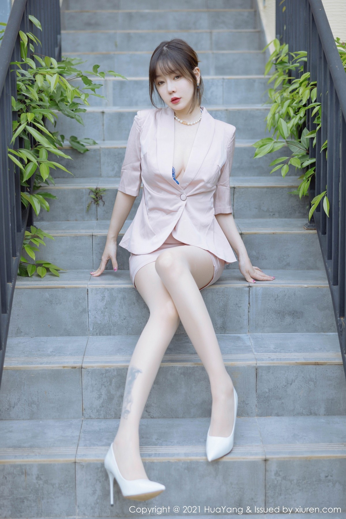 Jpxgyw.com_[HuaYang花漾]Vol.476_女神王雨纯成都旅拍脱粉色外套露蓝色精致内衣撩人诱惑写真43P