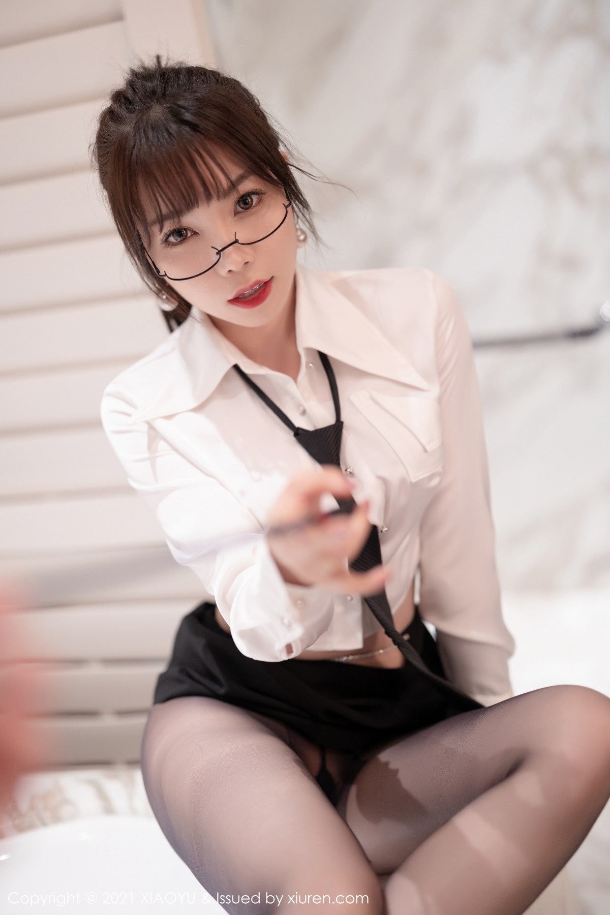 Jpxgyw.com_[XiaoYu画语界]Vol.684_女神芝芝Booty教师角色主题性感白T配超薄黑丝裤袜诱惑写真98P