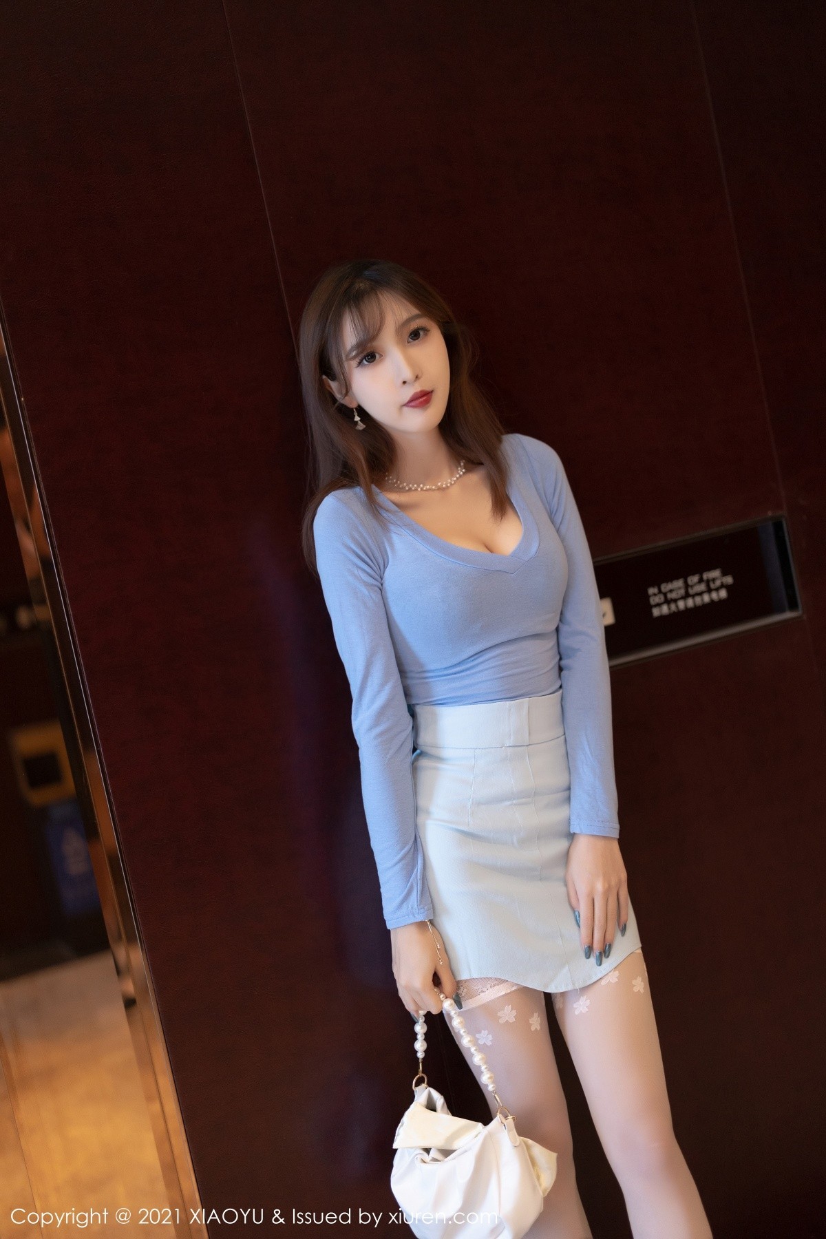 Jpxgyw.com_[XiaoYu画语界]Vol.686_模特林星阑淡蓝色紧身上衣半脱露性感内衣配蕾丝袜诱惑写真91P