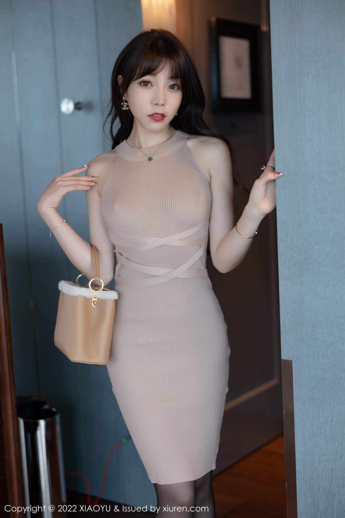 Jpxgyw.com_[XiaoYu画语界]Vol.689_女神芝芝Booty酒店场景主题半脱露无内黑丝秀翘臀屁沟诱惑写真85P