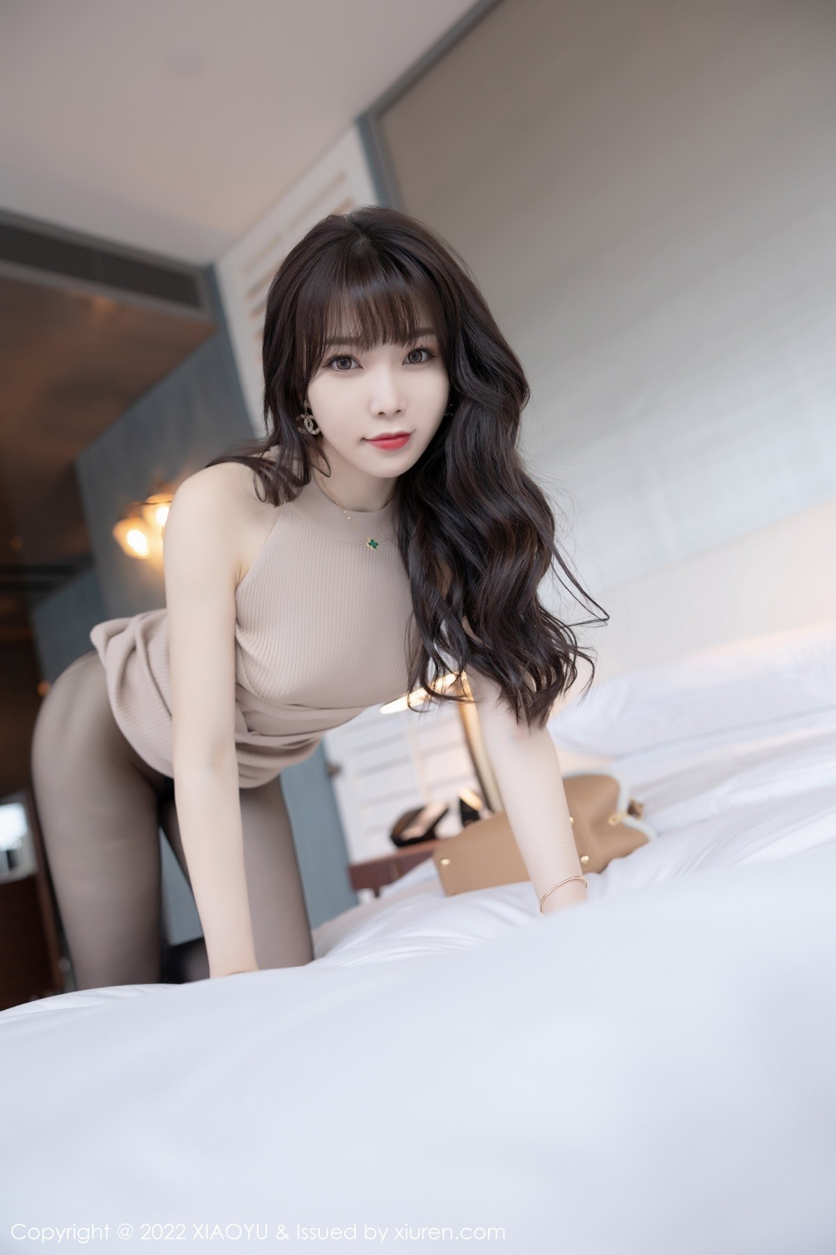 Jpxgyw.com_[XiaoYu画语界]Vol.689_女神芝芝Booty酒店场景主题半脱露无内黑丝秀翘臀屁沟诱惑写真85P