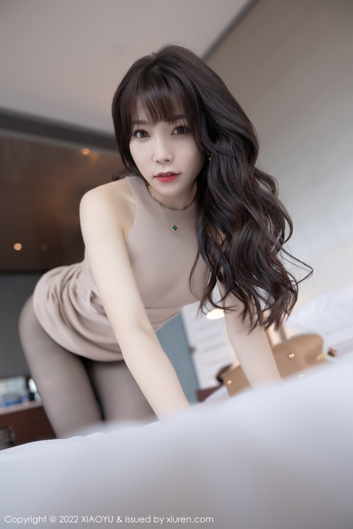 Jpxgyw.com_[XiaoYu画语界]Vol.689_女神芝芝Booty酒店场景主题半脱露无内黑丝秀翘臀屁沟诱惑写真85P