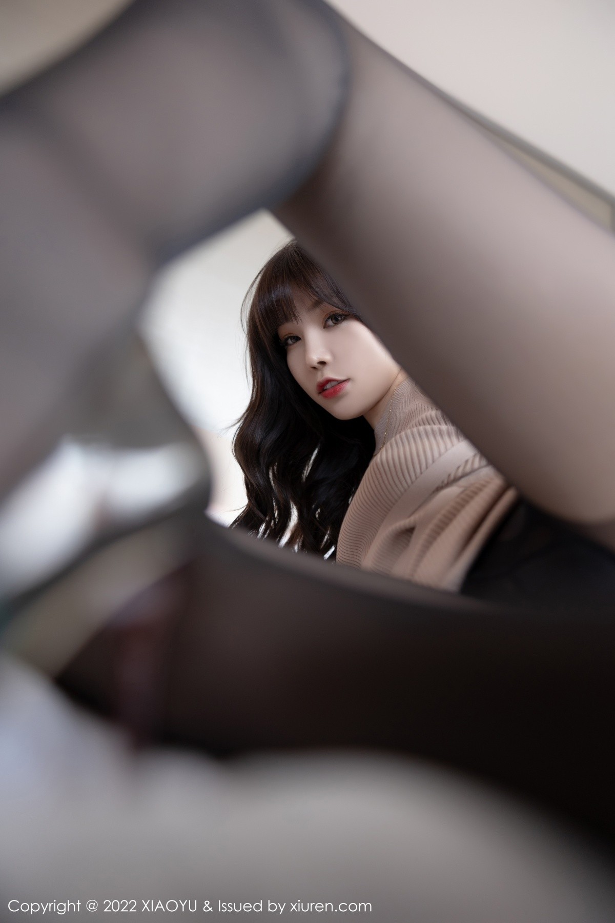 Jpxgyw.com_[XiaoYu画语界]Vol.689_女神芝芝Booty酒店场景主题半脱露无内黑丝秀翘臀屁沟诱惑写真85P