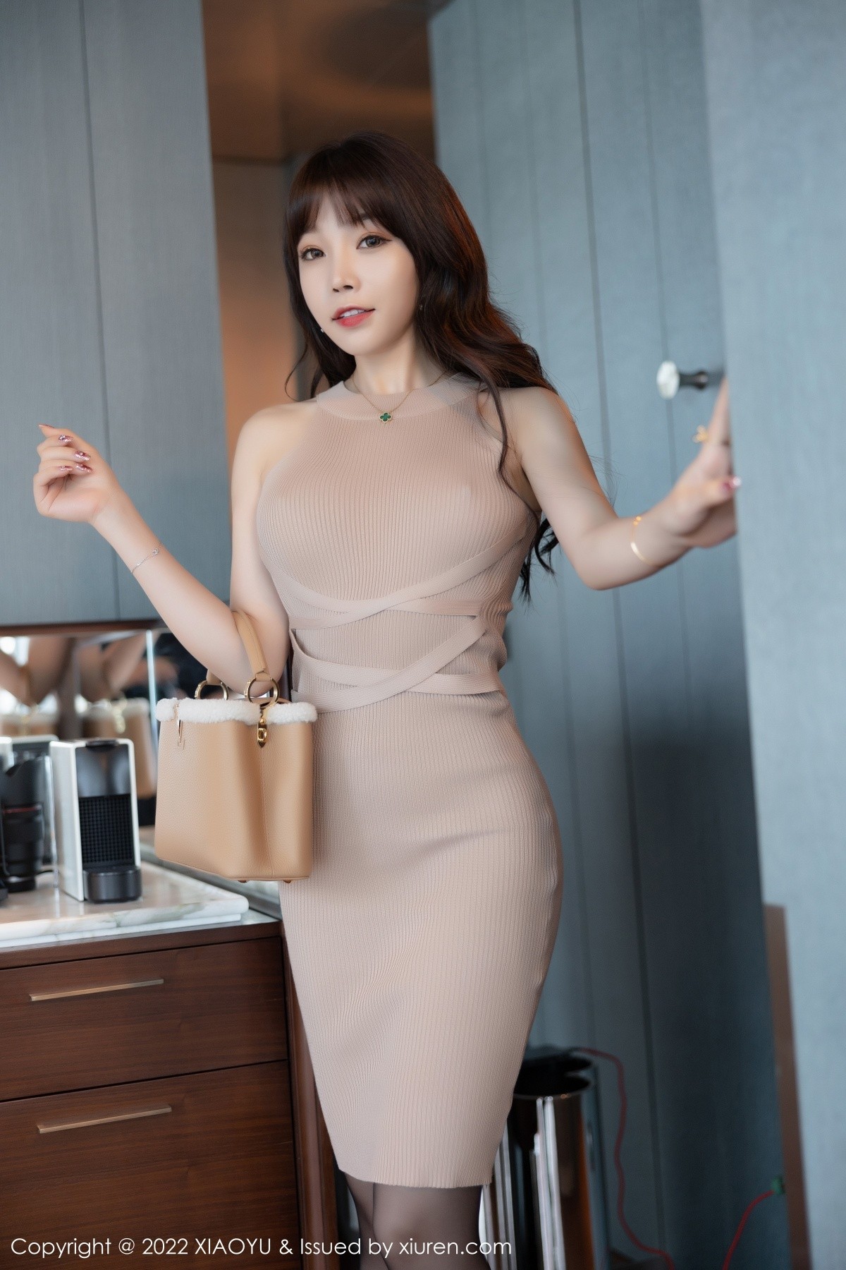 Jpxgyw.com_[XiaoYu画语界]Vol.689_女神芝芝Booty酒店场景主题半脱露无内黑丝秀翘臀屁沟诱惑写真85P