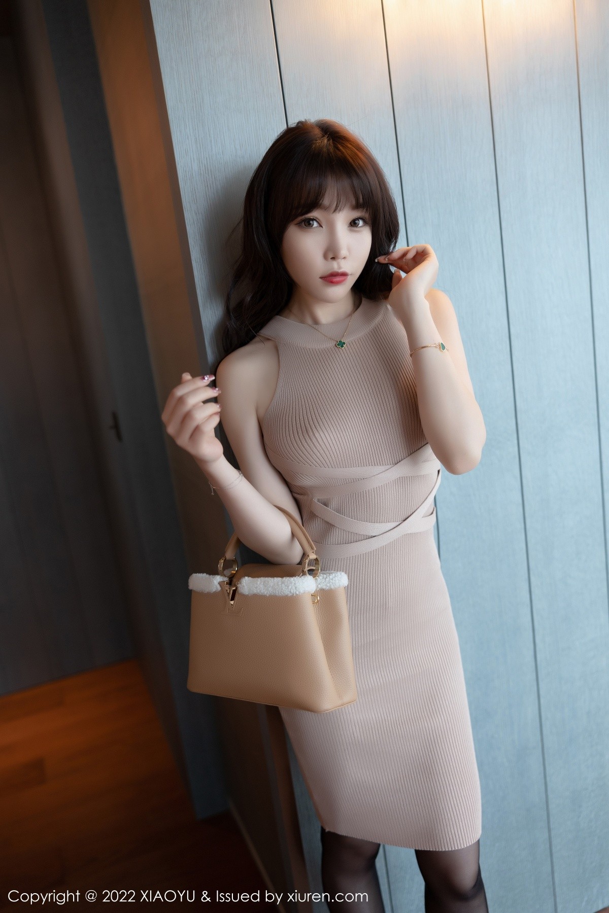 Jpxgyw.com_[XiaoYu画语界]Vol.689_女神芝芝Booty酒店场景主题半脱露无内黑丝秀翘臀屁沟诱惑写真85P