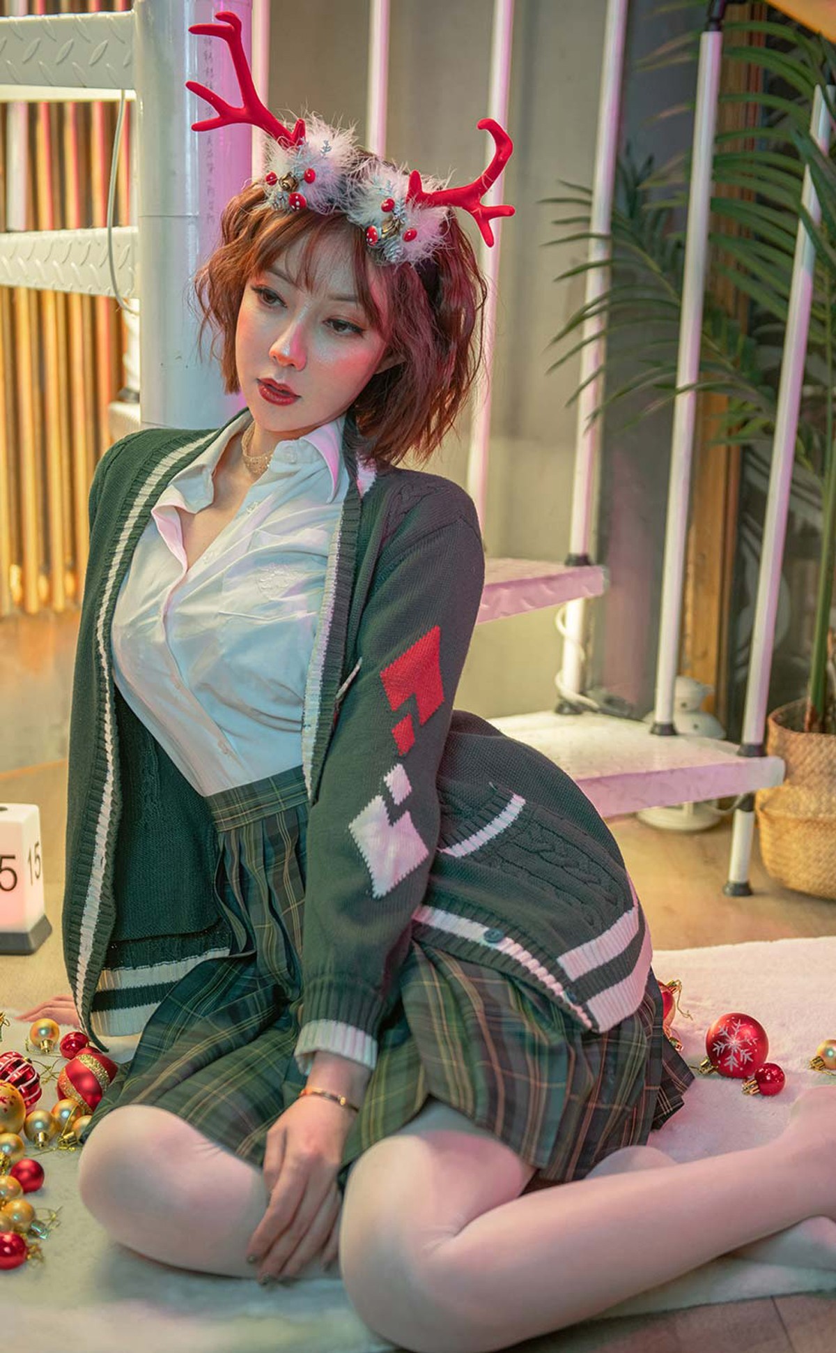 Jpxgyw.com_[Ugirls爱尤物]No.2243_模特果儿Victoria假日狂欢主题私房圣诞情趣服饰火辣诱惑写真35P