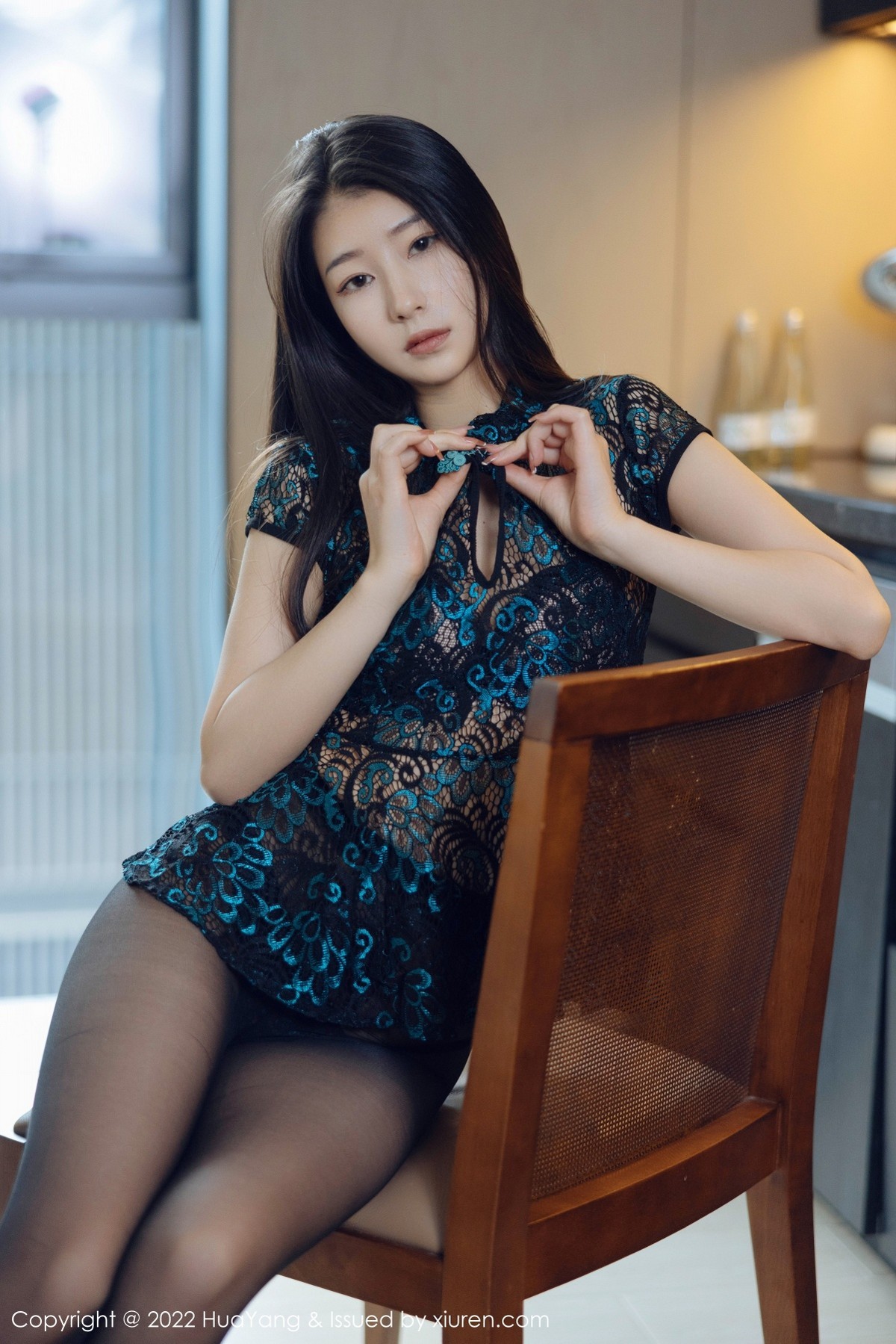 Jpxgyw.com_[HuaYang花漾]Vol.478_模特熊小诺成都旅拍花纹深蓝短款旗袍配无内黑丝惹火诱惑写真56P