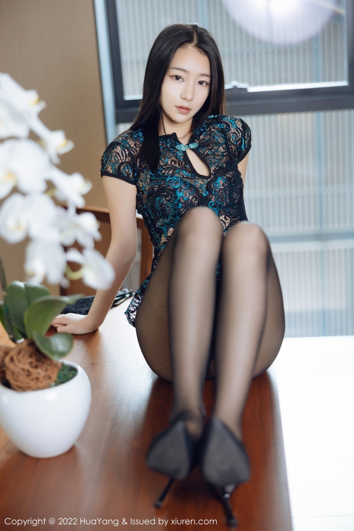 Jpxgyw.com_[HuaYang花漾]Vol.478_模特熊小诺成都旅拍花纹深蓝短款旗袍配无内黑丝惹火诱惑写真56P