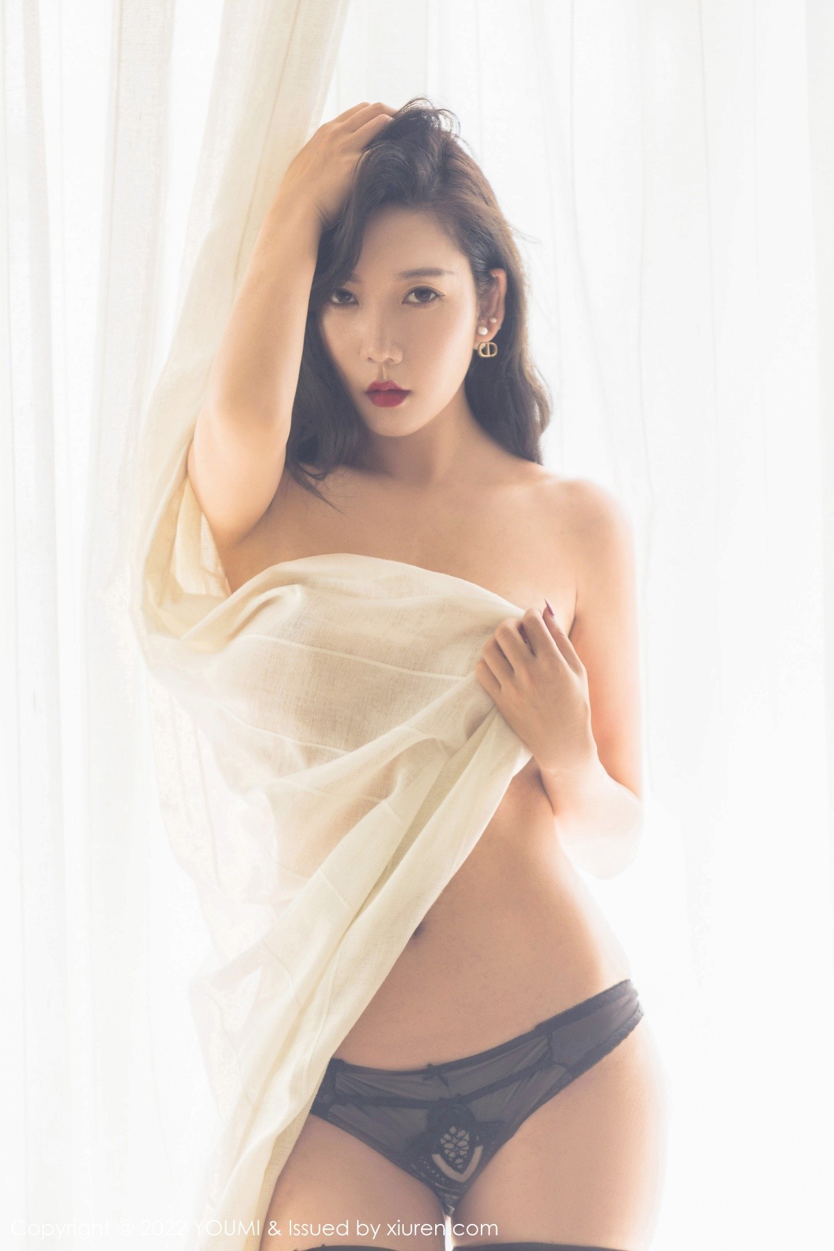 Jpxgyw.com_[YouMi尤蜜荟]Vol.737_模特艾静香三亚旅拍半脱简约上衣露性感内衣黑丝吊袜诱惑写真43P