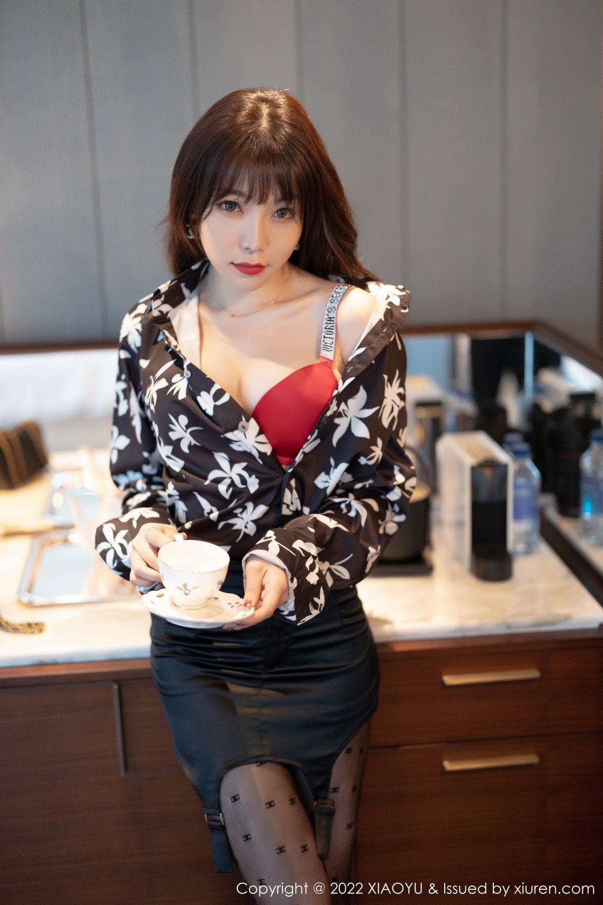 Jpxgyw.com_[XiaoYu画语界]Vol.693_女神芝芝Booty花纹衬衣配黑短裙半脱露黑丝裤袜秀翘臀诱惑写真86P